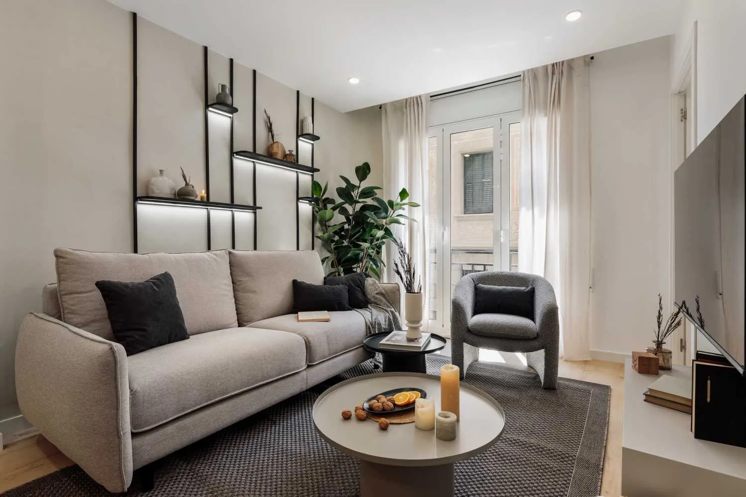 Upscale Barcelona Apartment With Gigabit Internet And Professional Home Office Setup #2