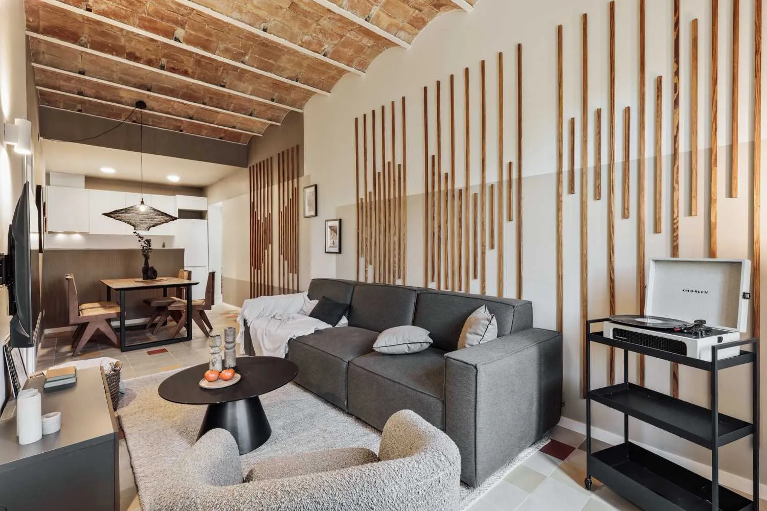 Refined Barcelona Flat With Ultra-fast Wifi & Pro Home Office Setup For Remote Work #4