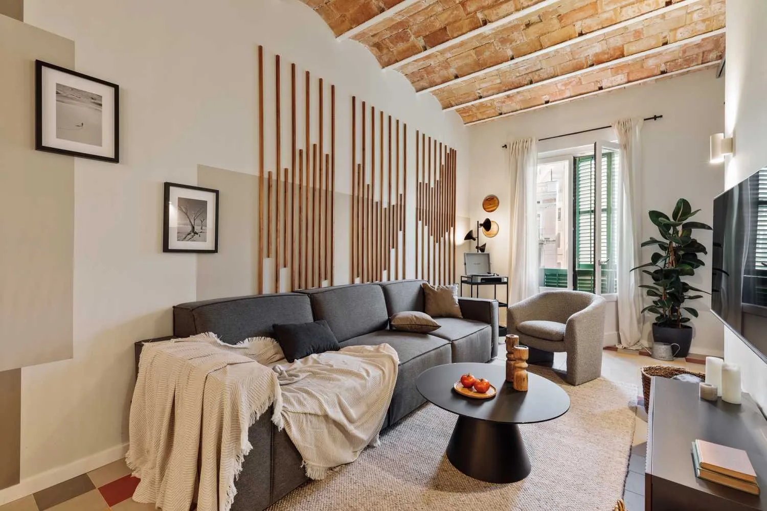 Refined Barcelona Flat With Ultra-fast Wifi & Pro Home Office Setup For Remote Work #5