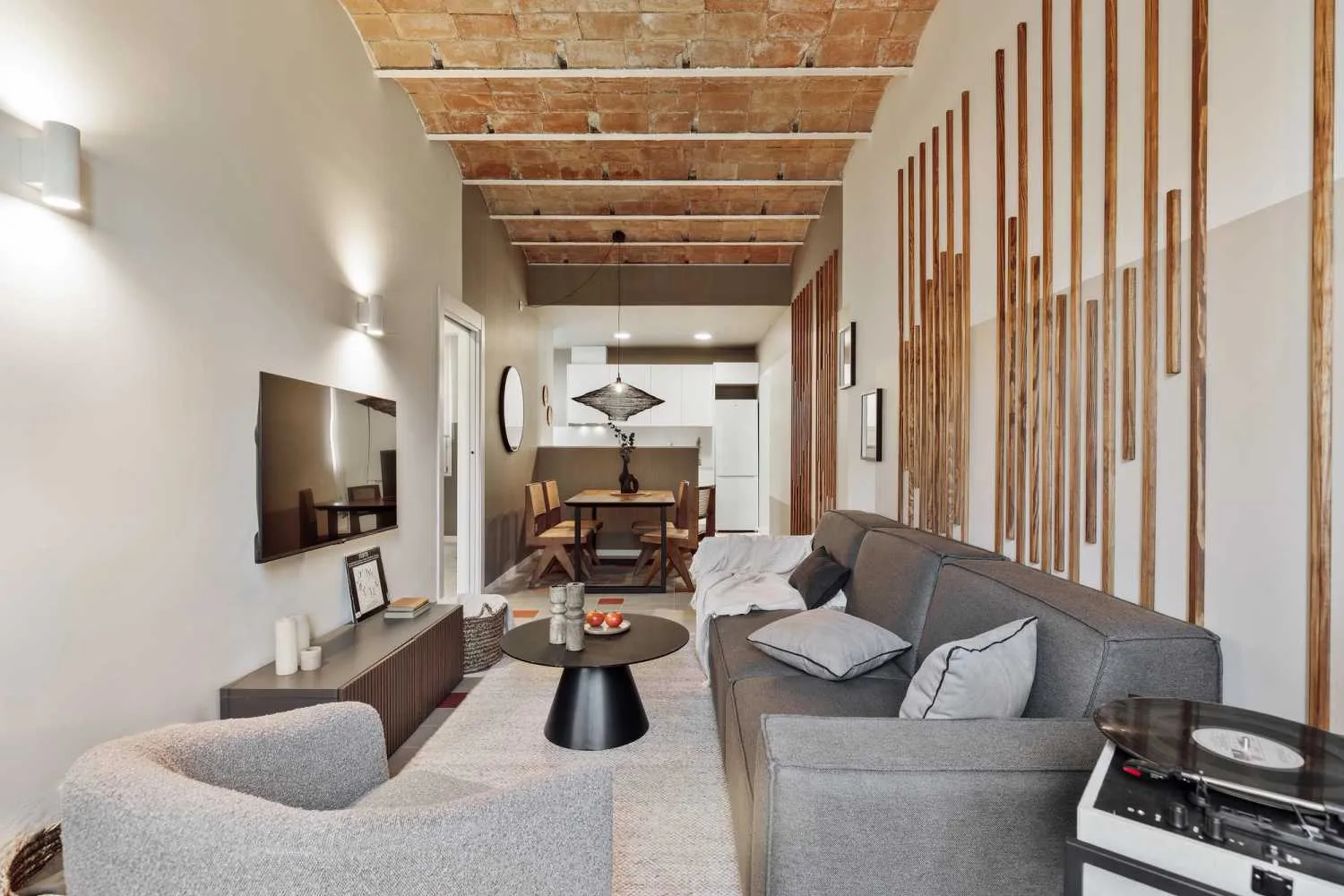 Refined Barcelona Flat With Ultra-fast Wifi & Pro Home Office Setup For Remote Work #3