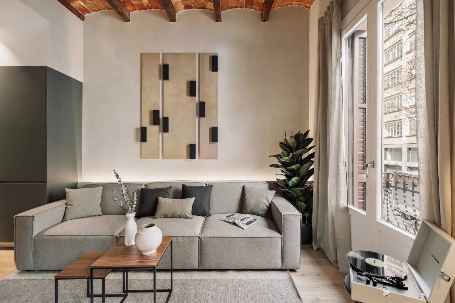 Sleek 3-bed Flat With Pro Workstation & Fiber Internet In Barcelona #4