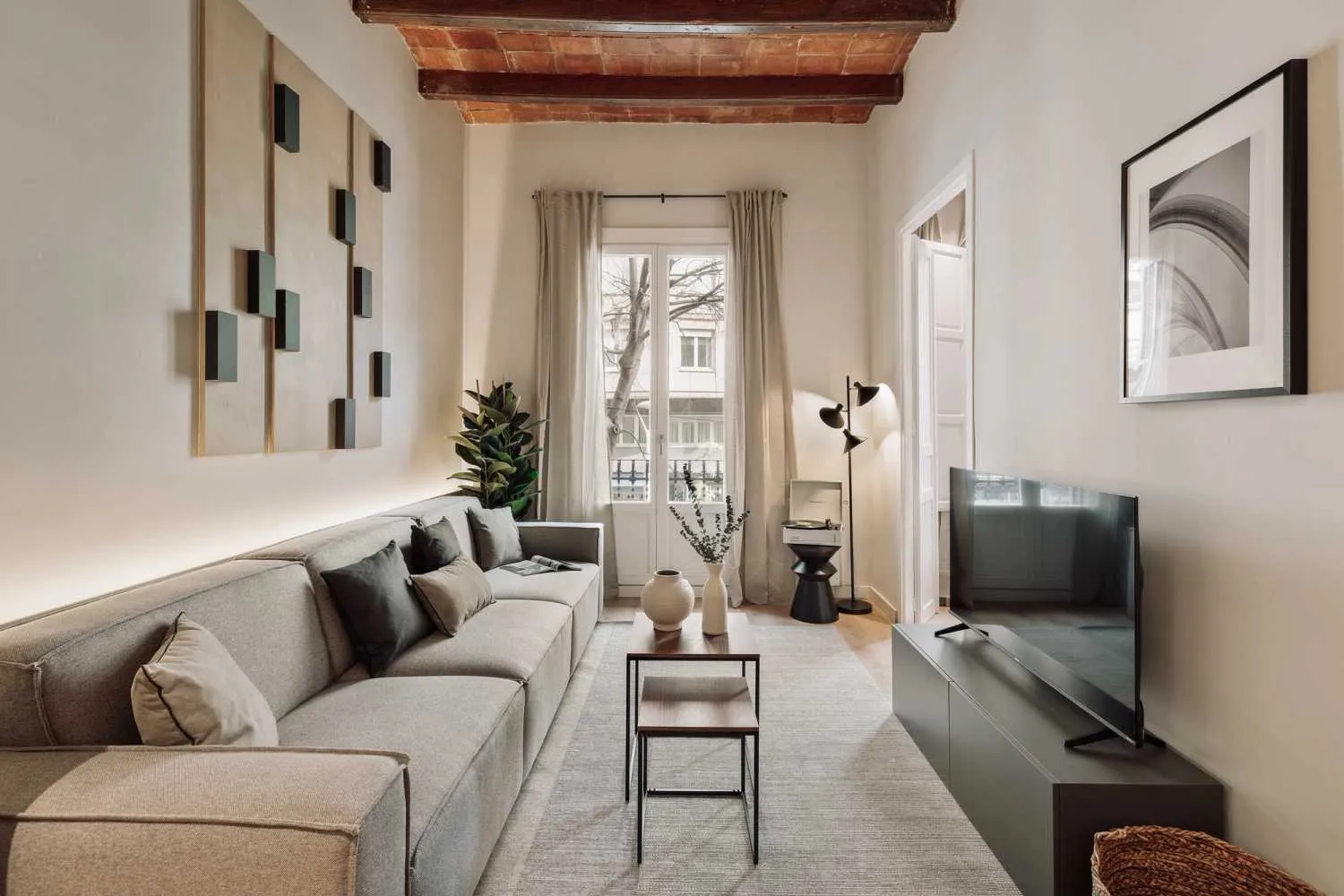 Sleek 3-bed Flat With Pro Workstation & Fiber Internet In Barcelona #3