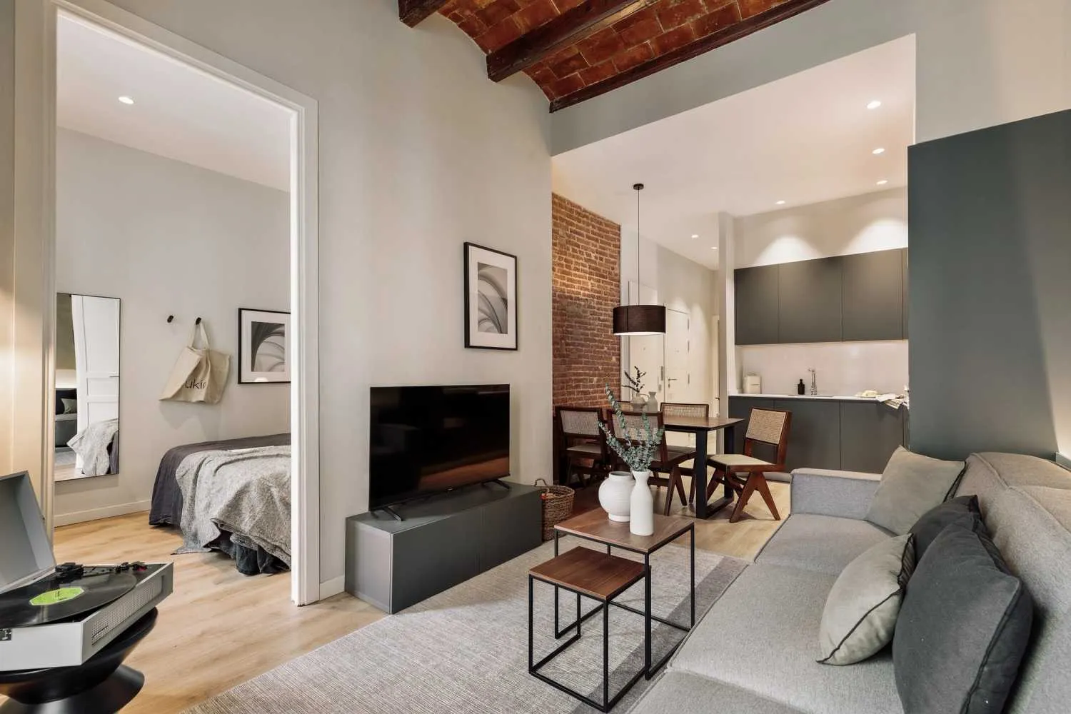 Sleek 3-bed Flat With Pro Workstation & Fiber Internet In Barcelona #5