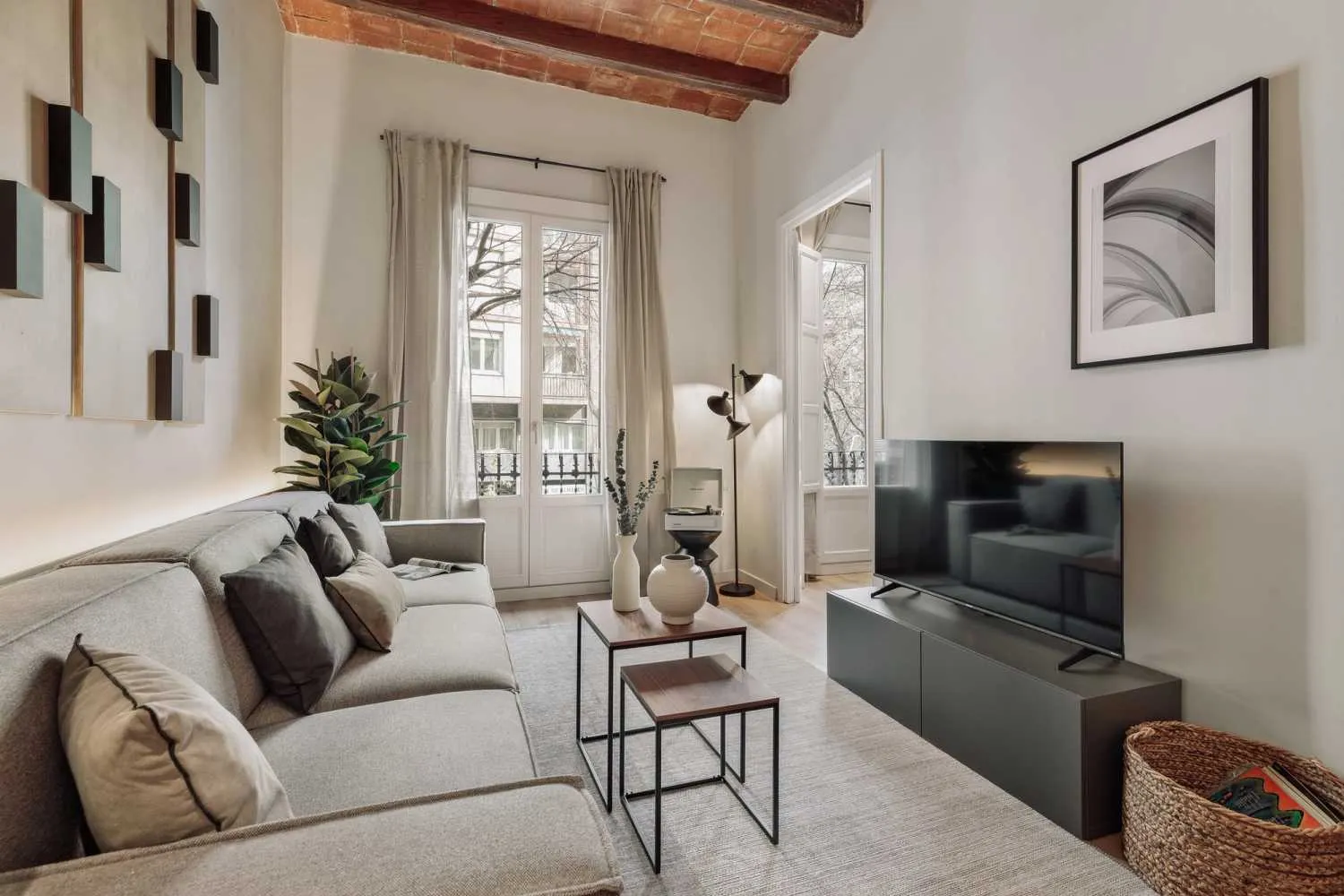 Sleek 3-bed Flat With Pro Workstation & Fiber Internet In Barcelona #2