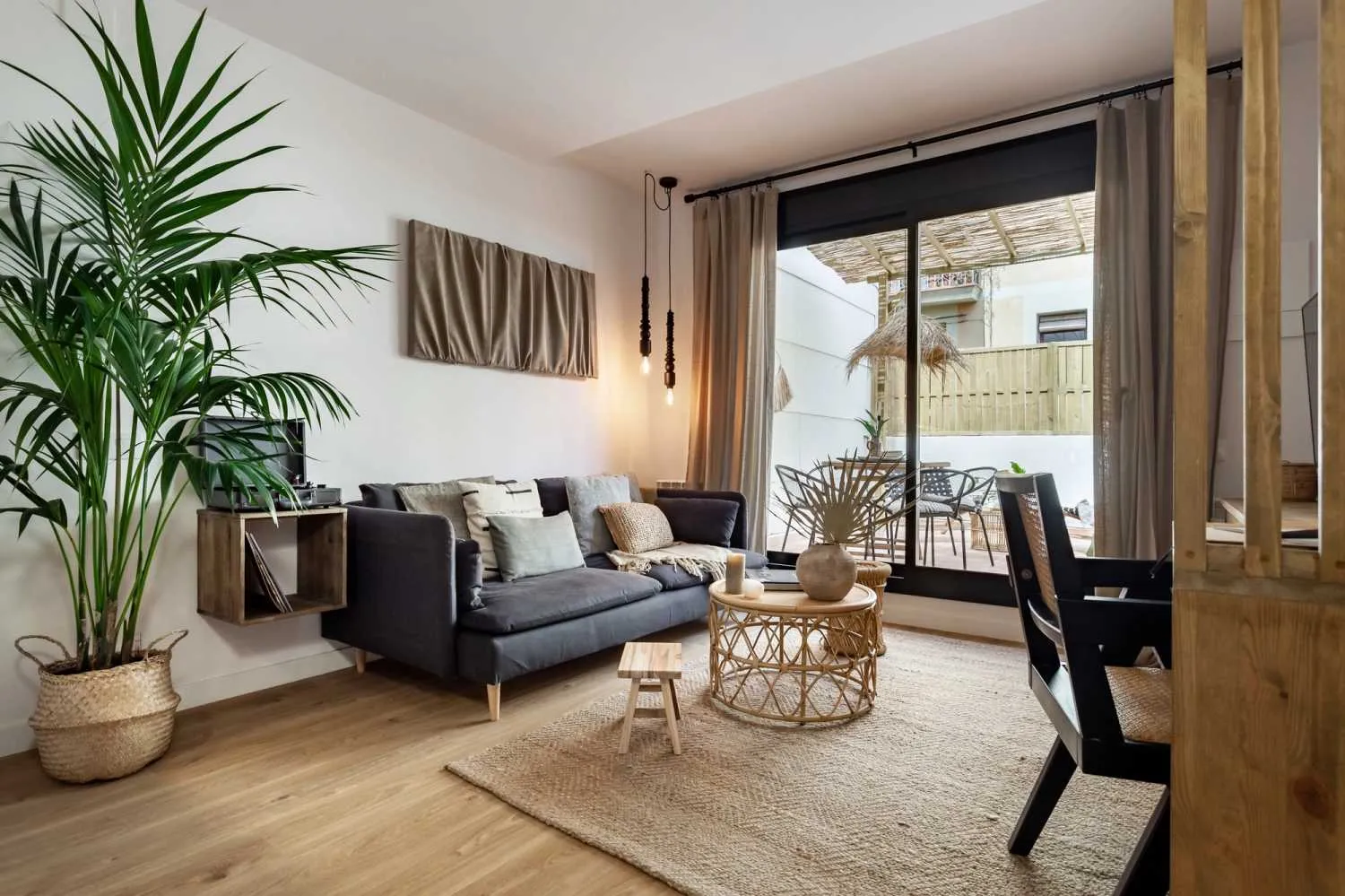 Modern 66m2 Barcelona Flat With Premium Home Office Setup And Ultra-fast Wifi #3