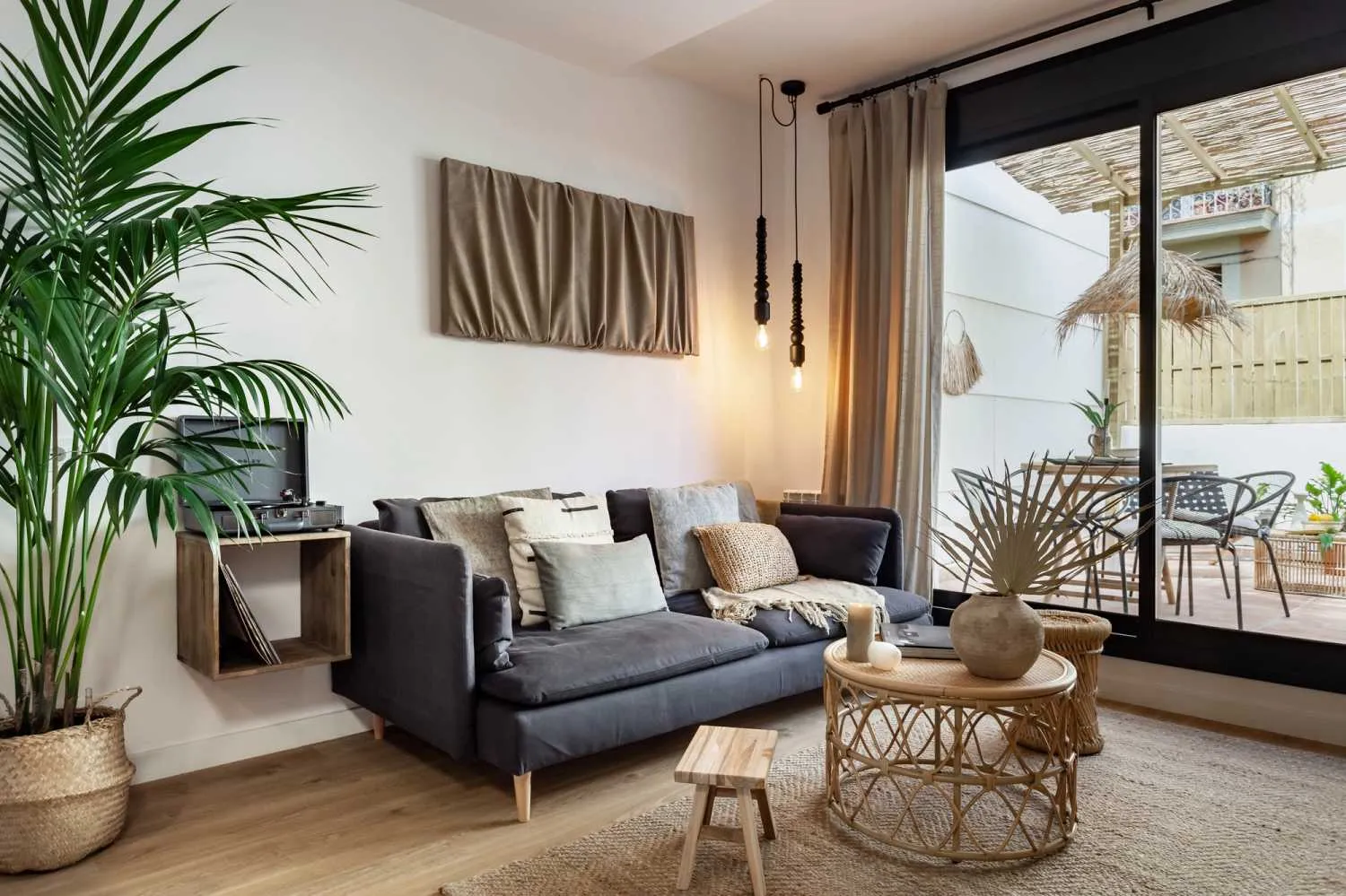 Modern 66m2 Barcelona Flat With Premium Home Office Setup And Ultra-fast Wifi #2