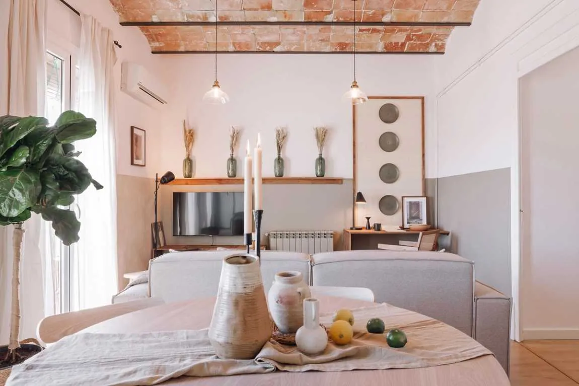 Modern 3-bed Flat With Gigabit Internet & Pro Home Office Setup In Barcelona #2