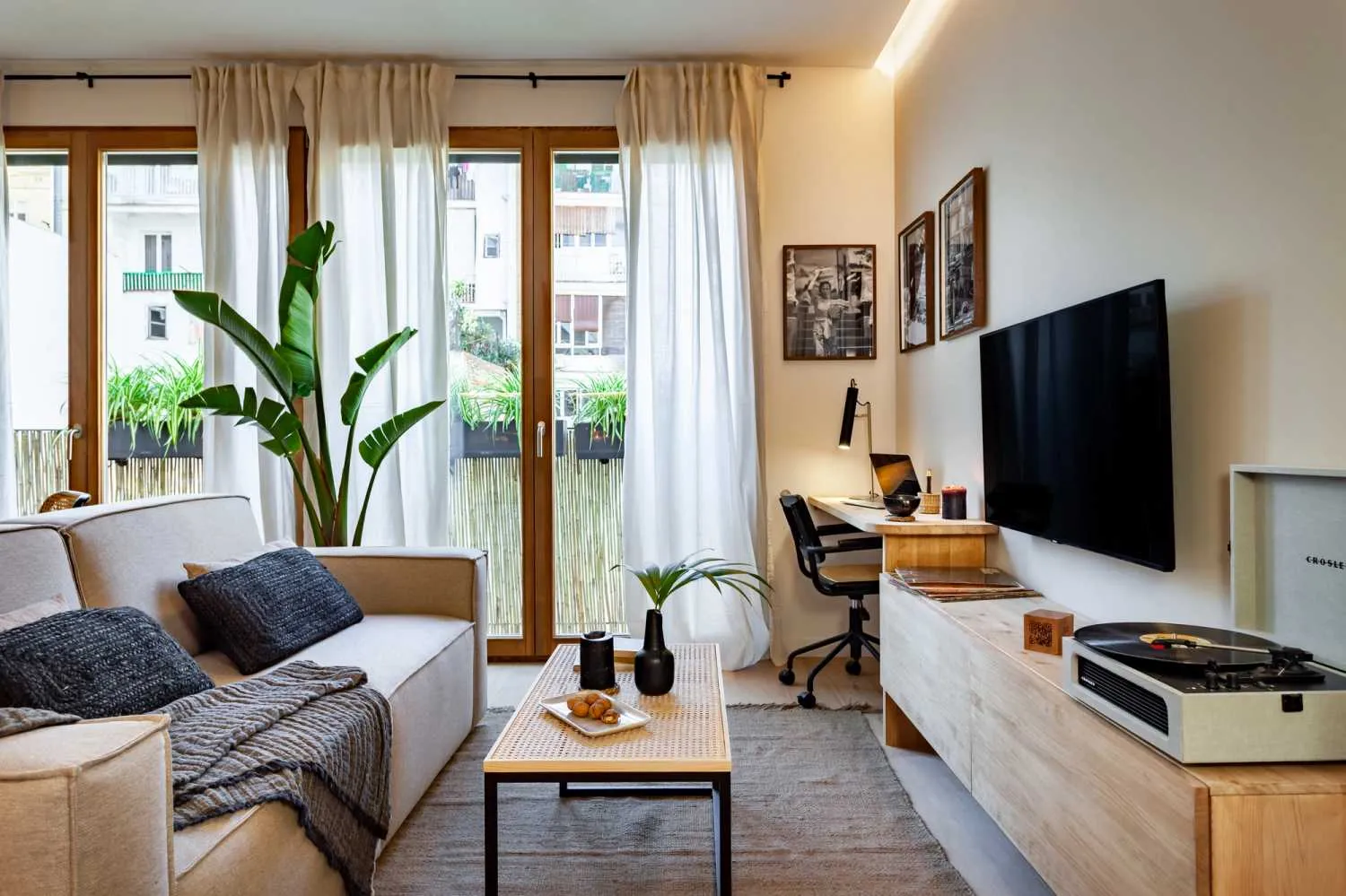 Premium Barcelona Flat With High-speed Fiber & Pro Workspace For Digital Nomads #3