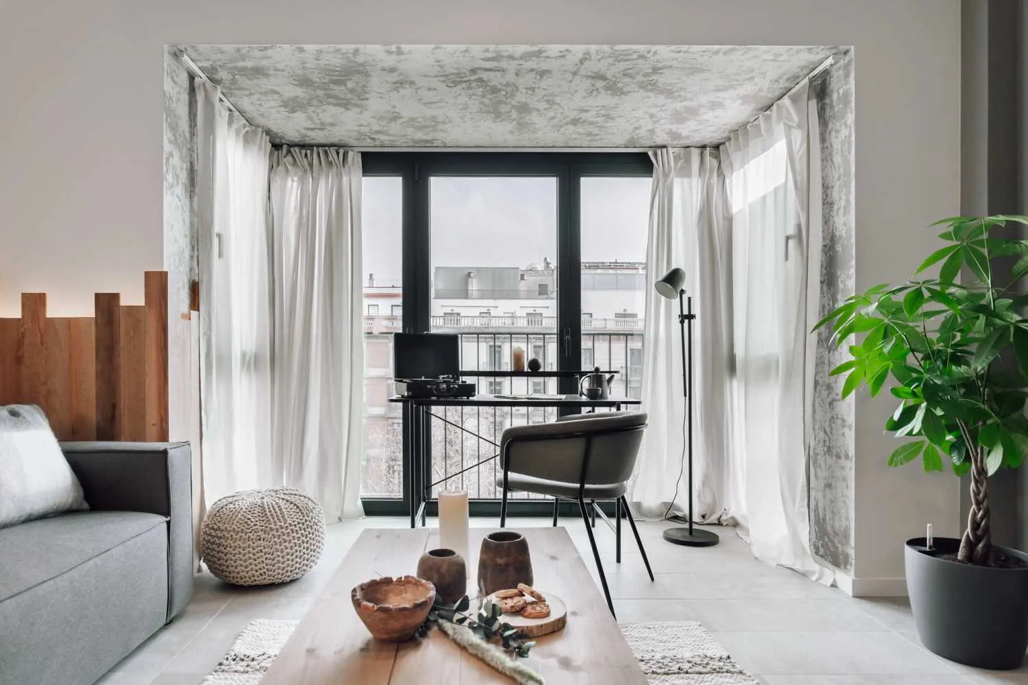 Stylish 3-bed Barcelona Flat With High-speed Fiber & Professional Home Office Setup #3