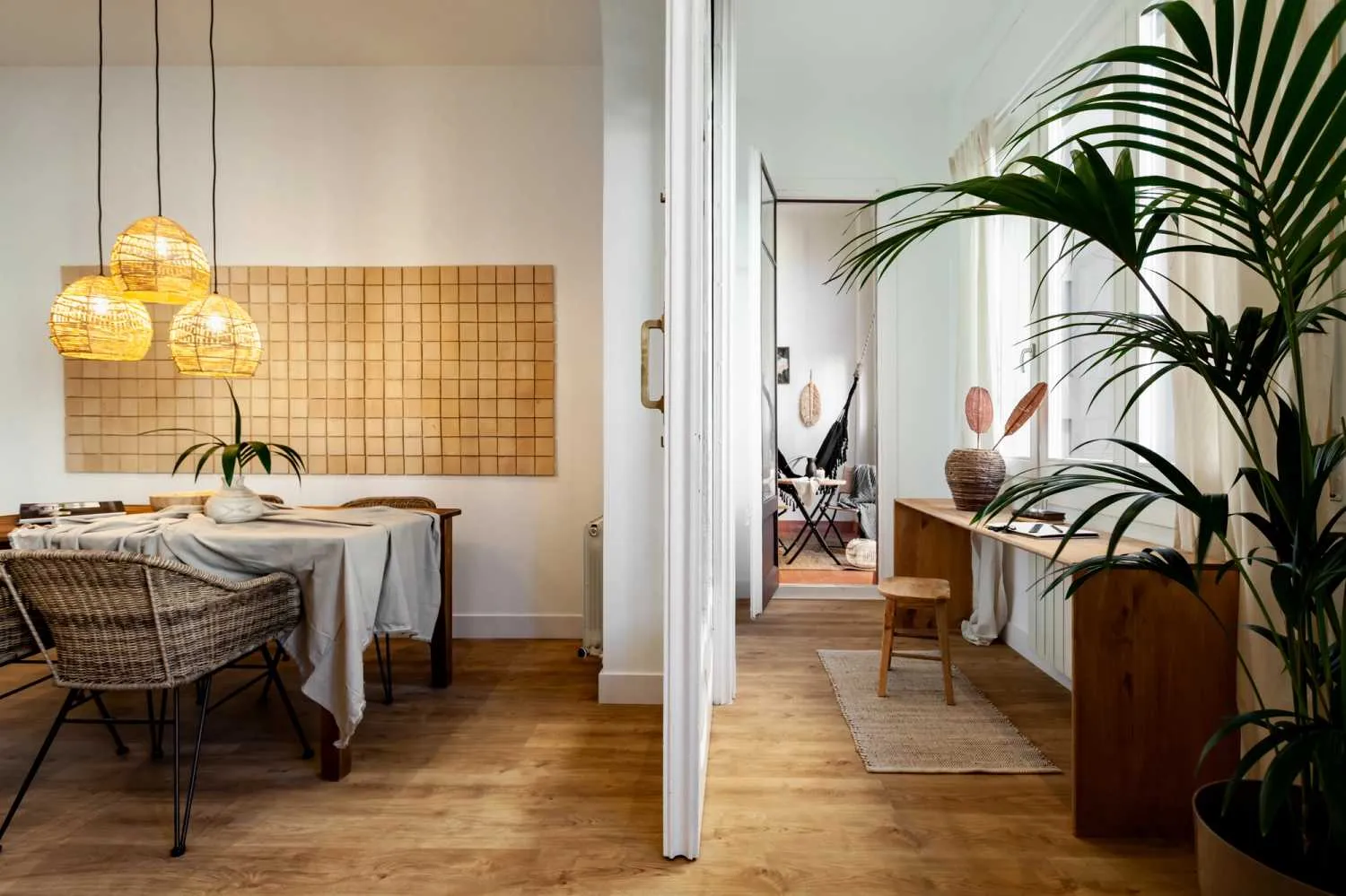 Trendy 110m2 Barcelona Flat With Gigabit Internet & Pro Home Office Setup #4