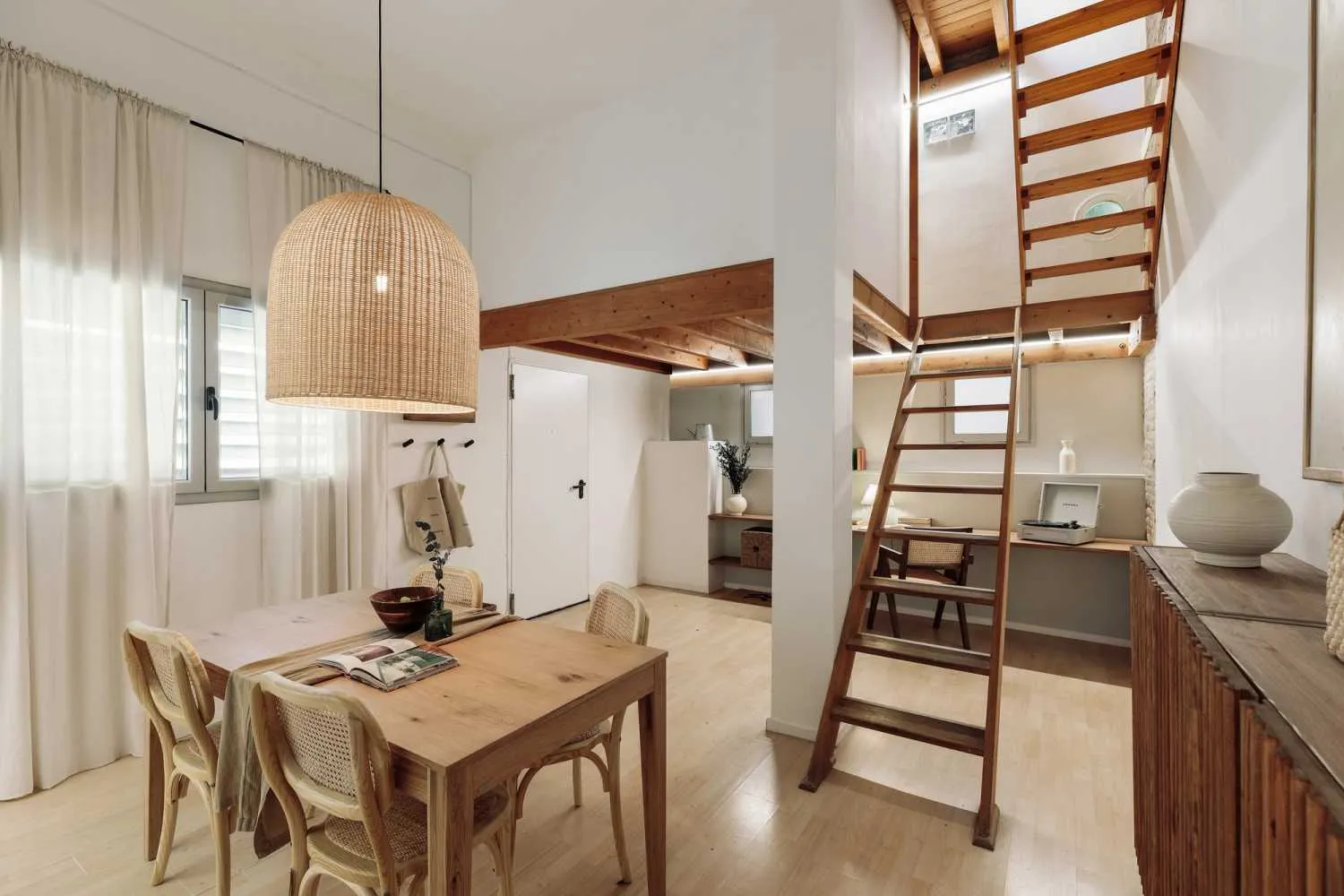 Spacious Barcelona City Flat With Gigabit Internet And Professional Home Office Setup #3