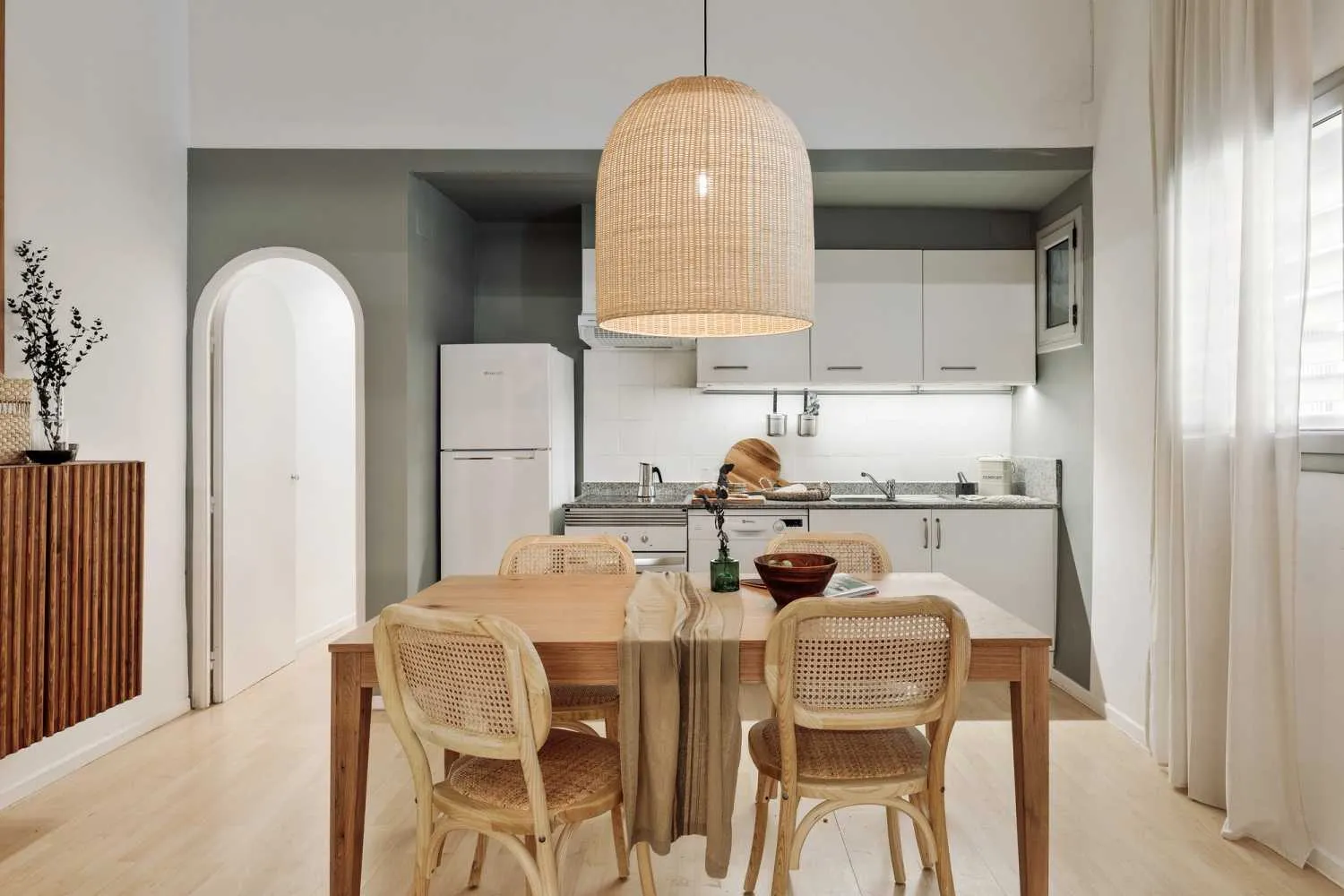 Spacious Barcelona City Flat With Gigabit Internet And Professional Home Office Setup #4