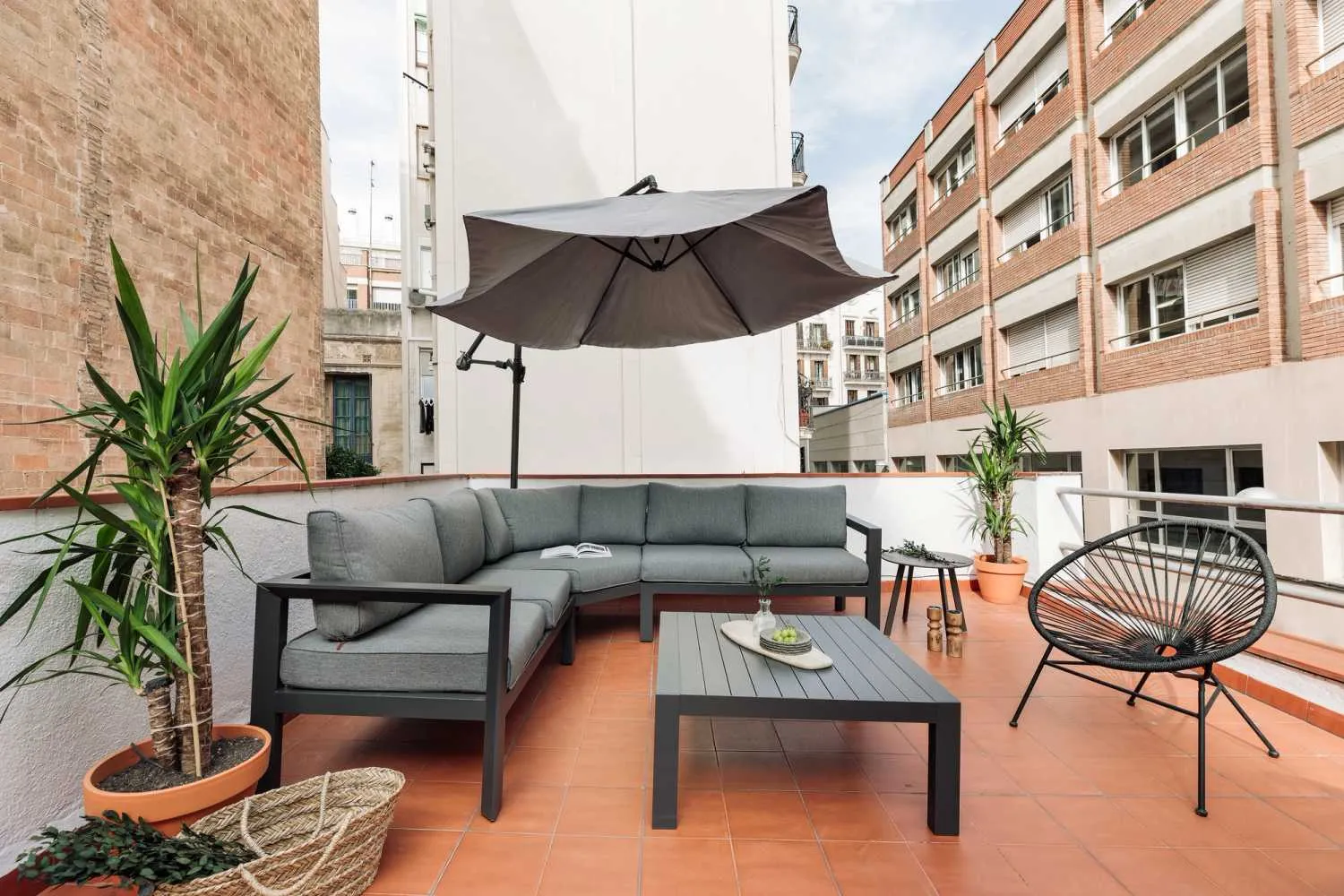 Spacious Barcelona City Flat With Gigabit Internet And Professional Home Office Setup #2