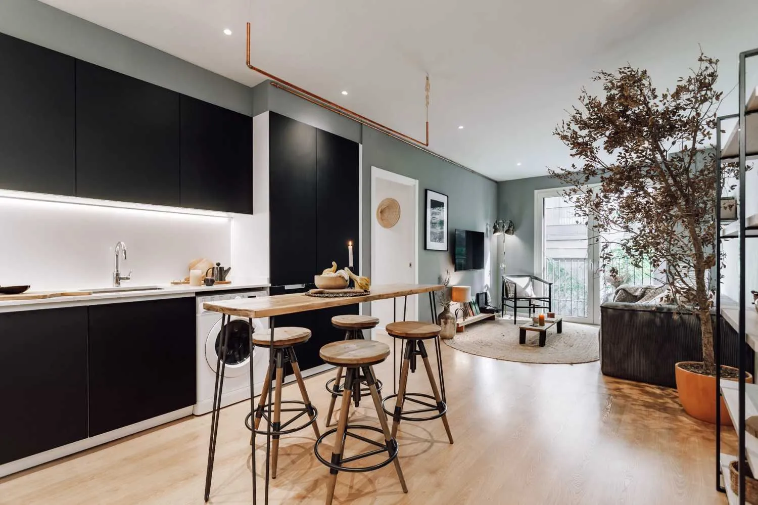 Elegant 70m2 Barcelona Flat With Gigabit Internet And Pro Workspace Setup #3