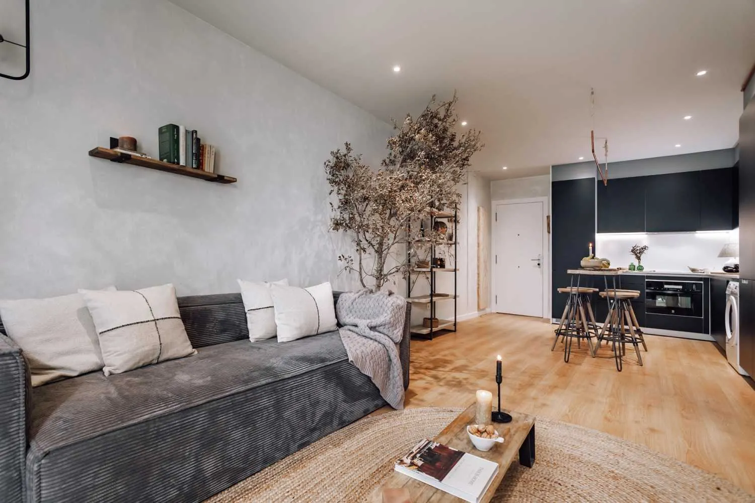 Elegant 70m2 Barcelona Flat With Gigabit Internet And Pro Workspace Setup #2