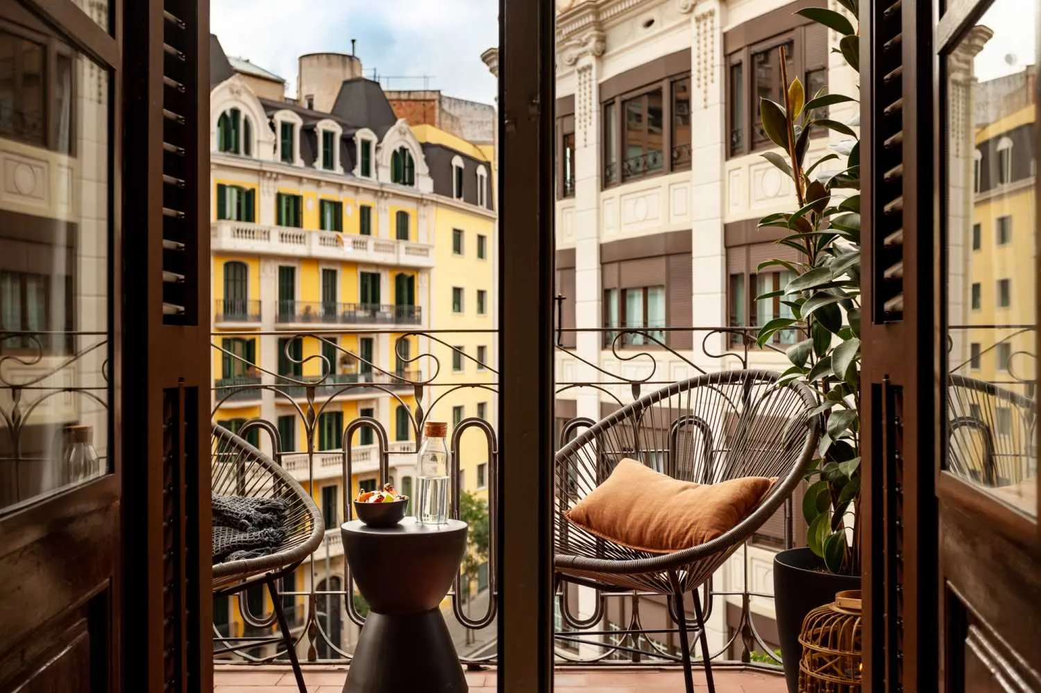Spacious Barcelona City Flat With Gigabit Internet, Pro Workspace & Chef's Kitchen #4