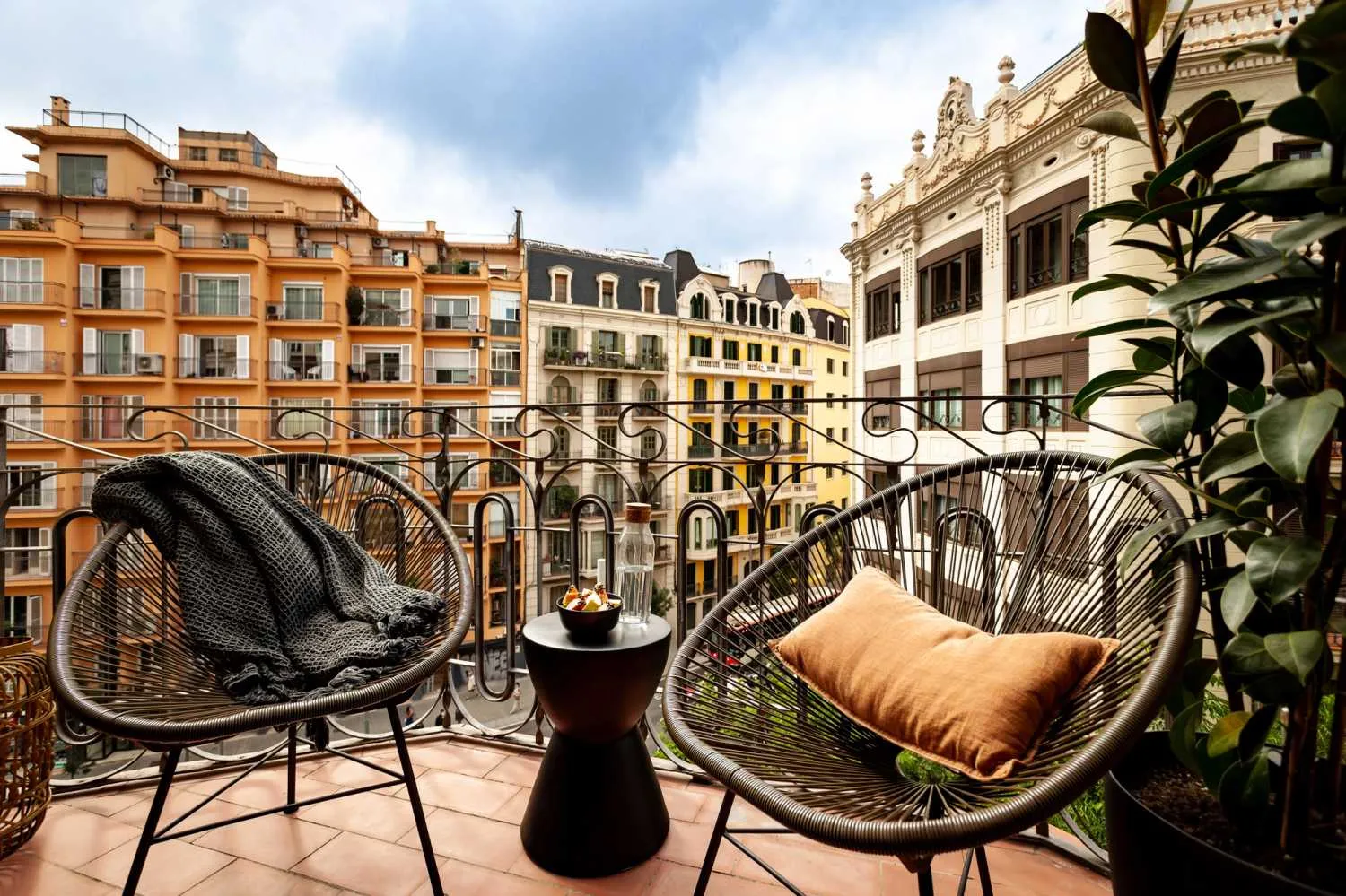 Spacious Barcelona City Flat With Gigabit Internet, Pro Workspace & Chef's Kitchen #5