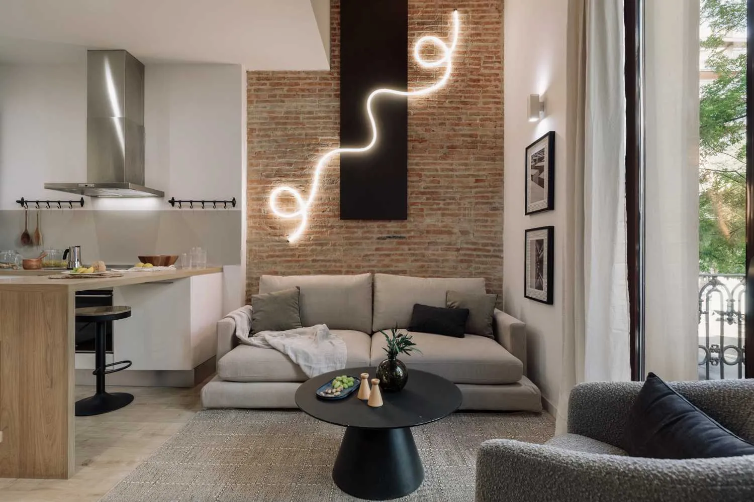 Contemporary Barcelona Flat With Ultra-fast Wifi, Dual Monitors & Ergonomic Workspace #5