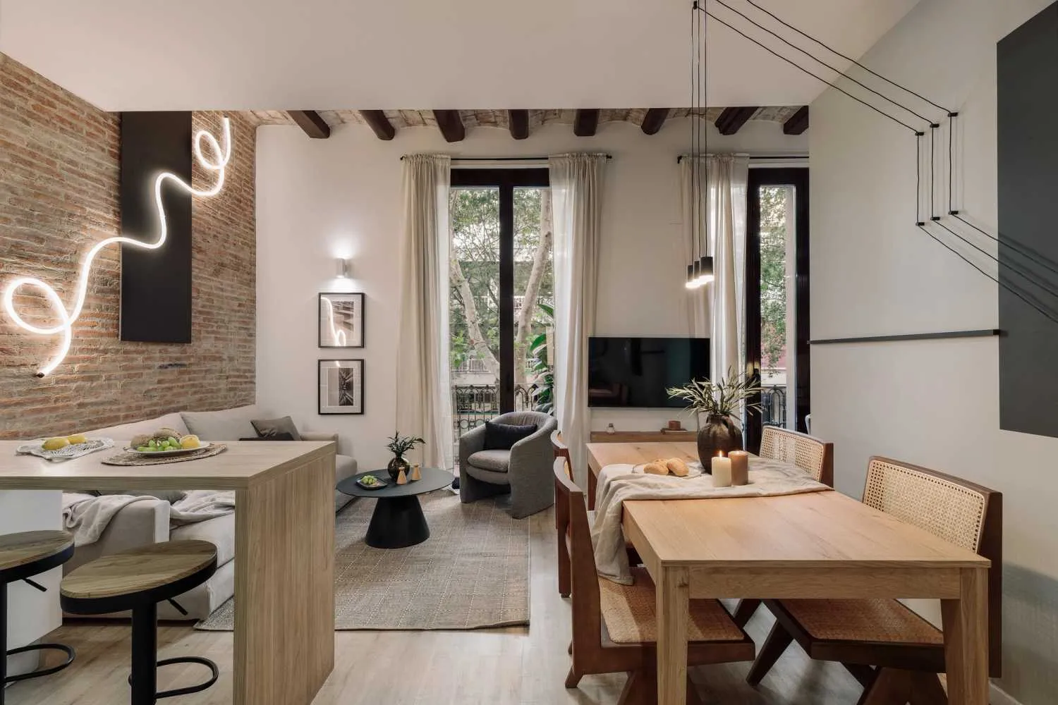 Contemporary Barcelona Flat With Ultra-fast Wifi, Dual Monitors & Ergonomic Workspace #2