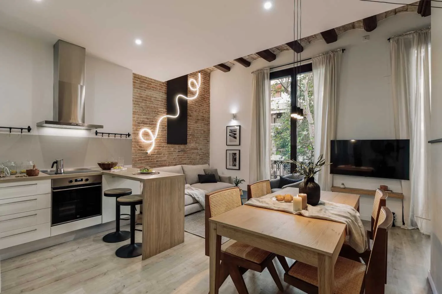 Contemporary Barcelona Flat With Ultra-fast Wifi, Dual Monitors & Ergonomic Workspace #3