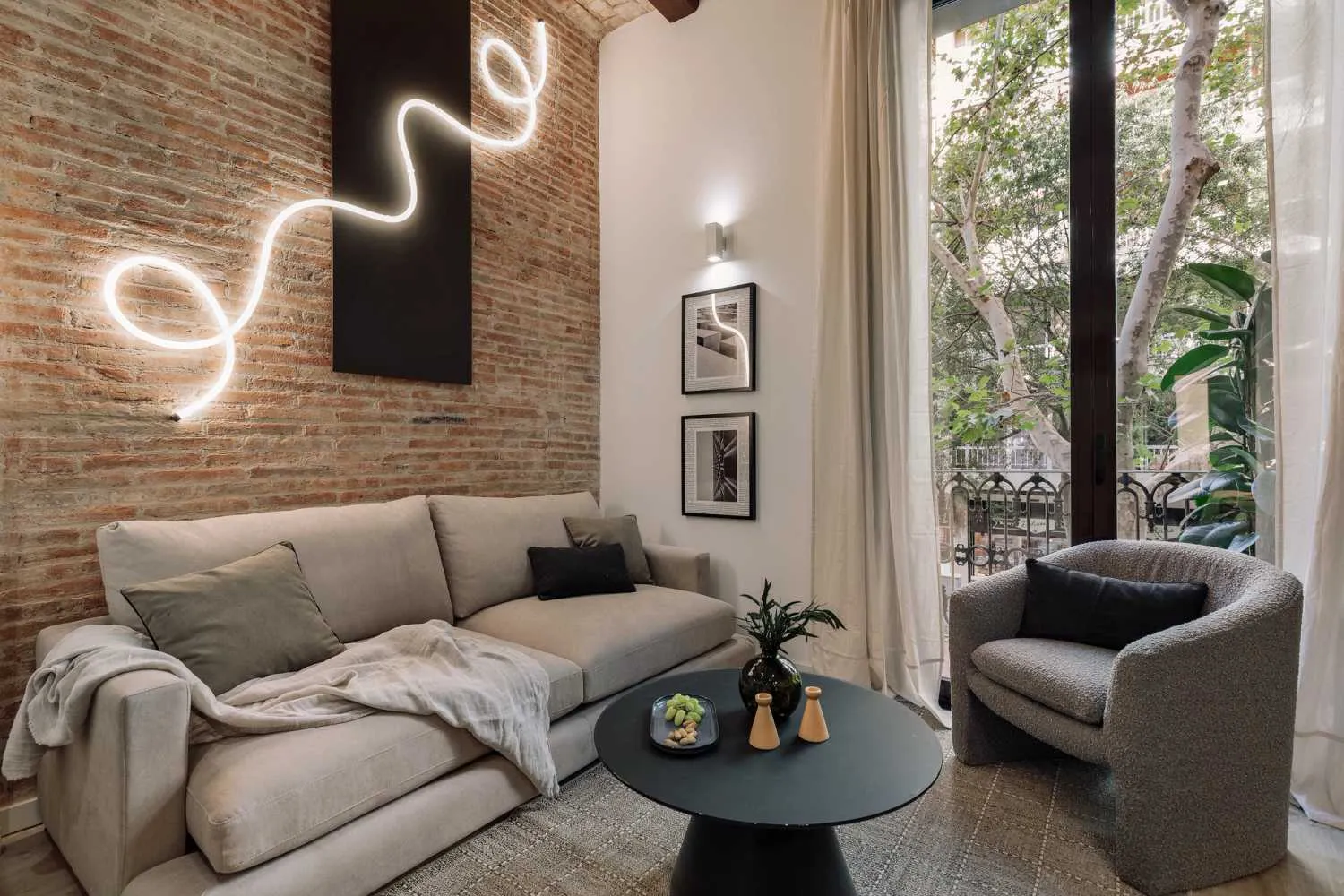 Contemporary Barcelona Flat With Ultra-fast Wifi, Dual Monitors & Ergonomic Workspace #4