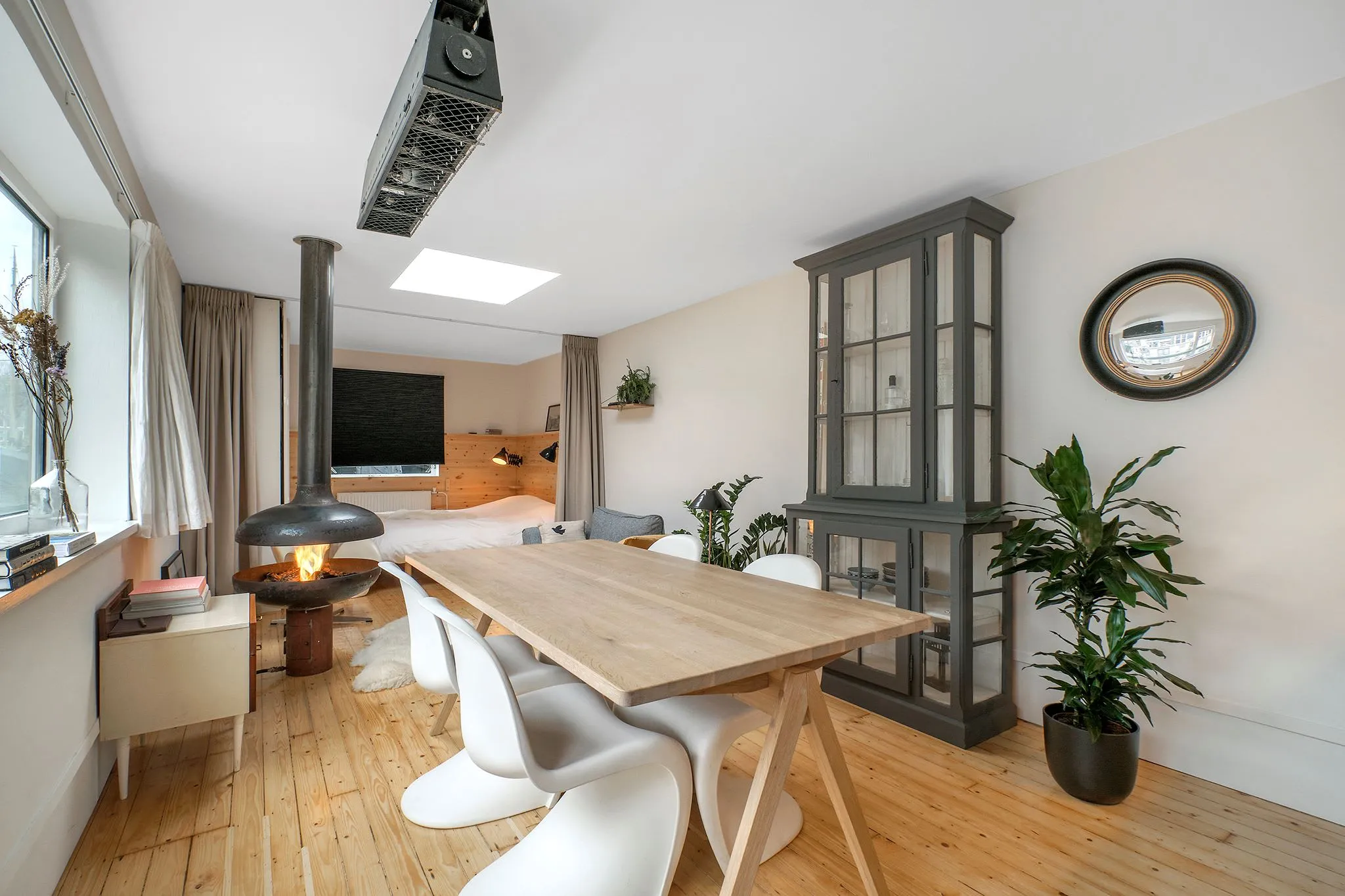 Furnished Prinsengracht Houseboat for Monthly Stays