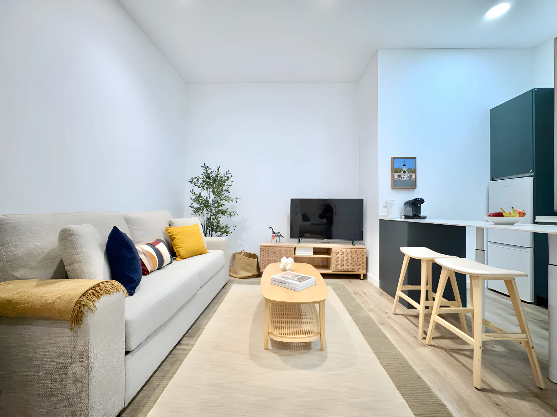 Roomy Trendy Madrid Flat - High-speed Fiber & Full Kitchen For Digital Nomads