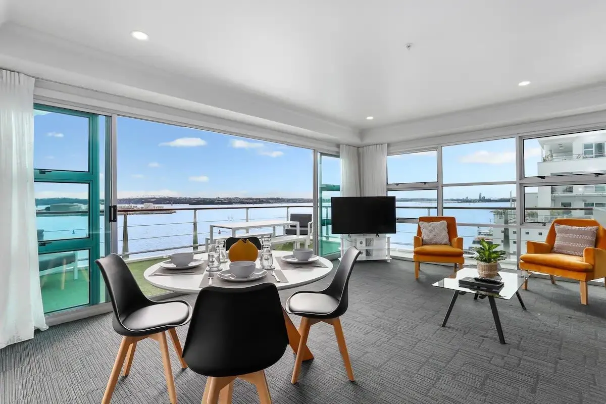 Intimate Contemporary Flat - Seaview & Dedicated Home Office In Auckland #2