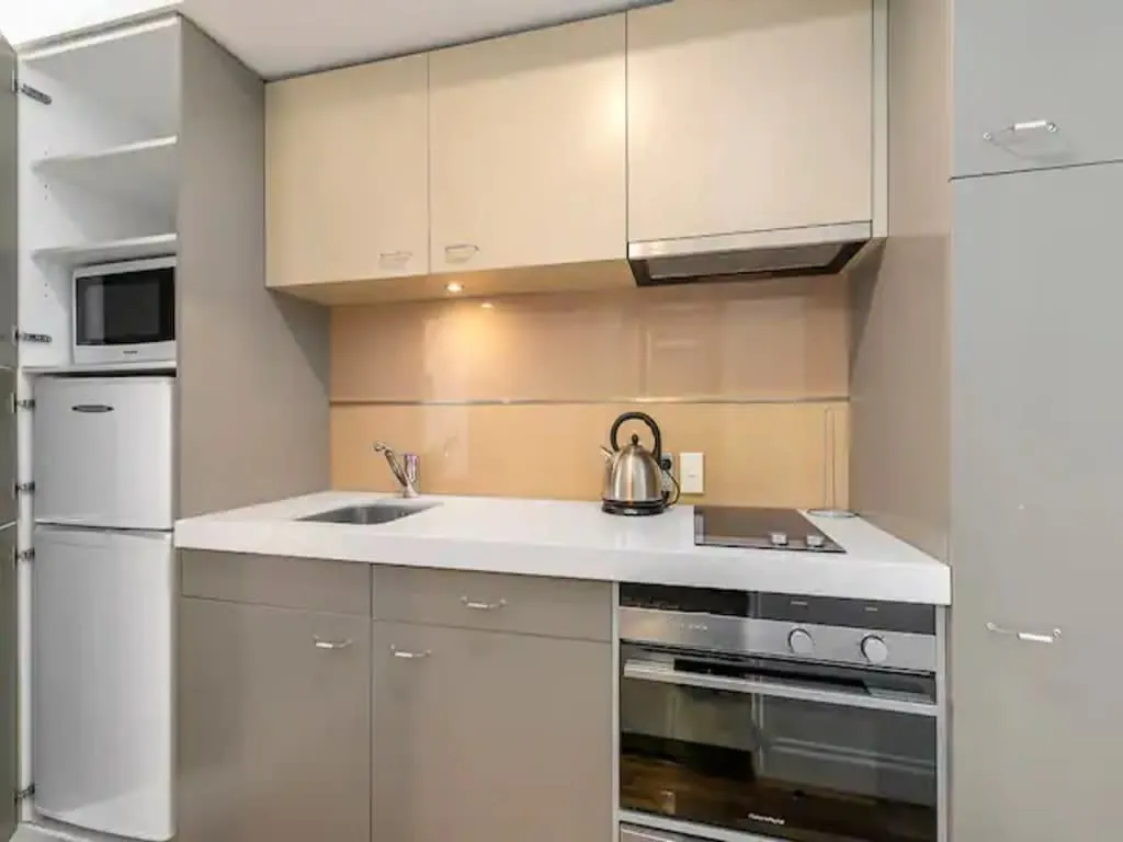 Stylish Viaduct Basin Flat: Efficient 1br, Home-office Setup & Fast Wifi #5