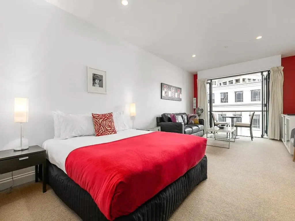 Stylish Viaduct Basin Flat: Efficient 1br, Home-office Setup & Fast Wifi #3