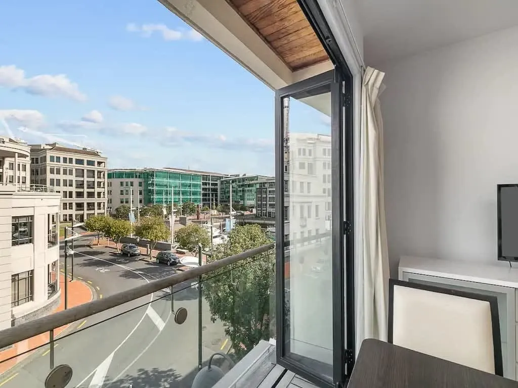 Stylish Viaduct Basin Flat: Efficient 1br, Home-office Setup & Fast Wifi