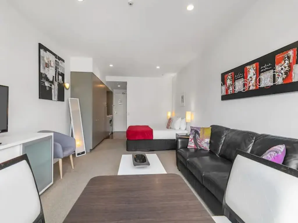 Stylish Viaduct Basin Flat: Efficient 1br, Home-office Setup & Fast Wifi #4