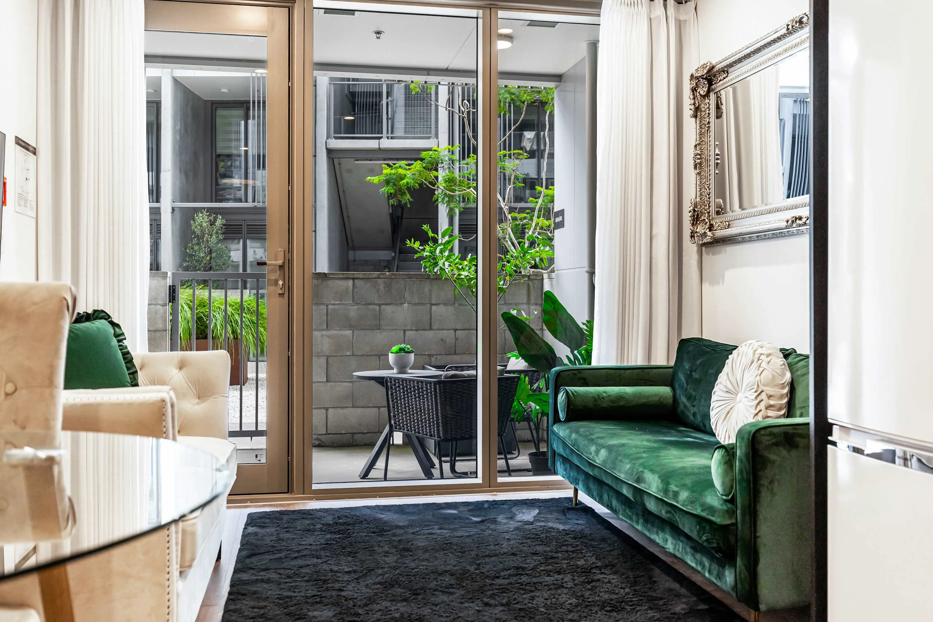 Designer Efficient 1br Flat Auckland - Remote-work Ready With Dedicated Desk & Fast Wifi