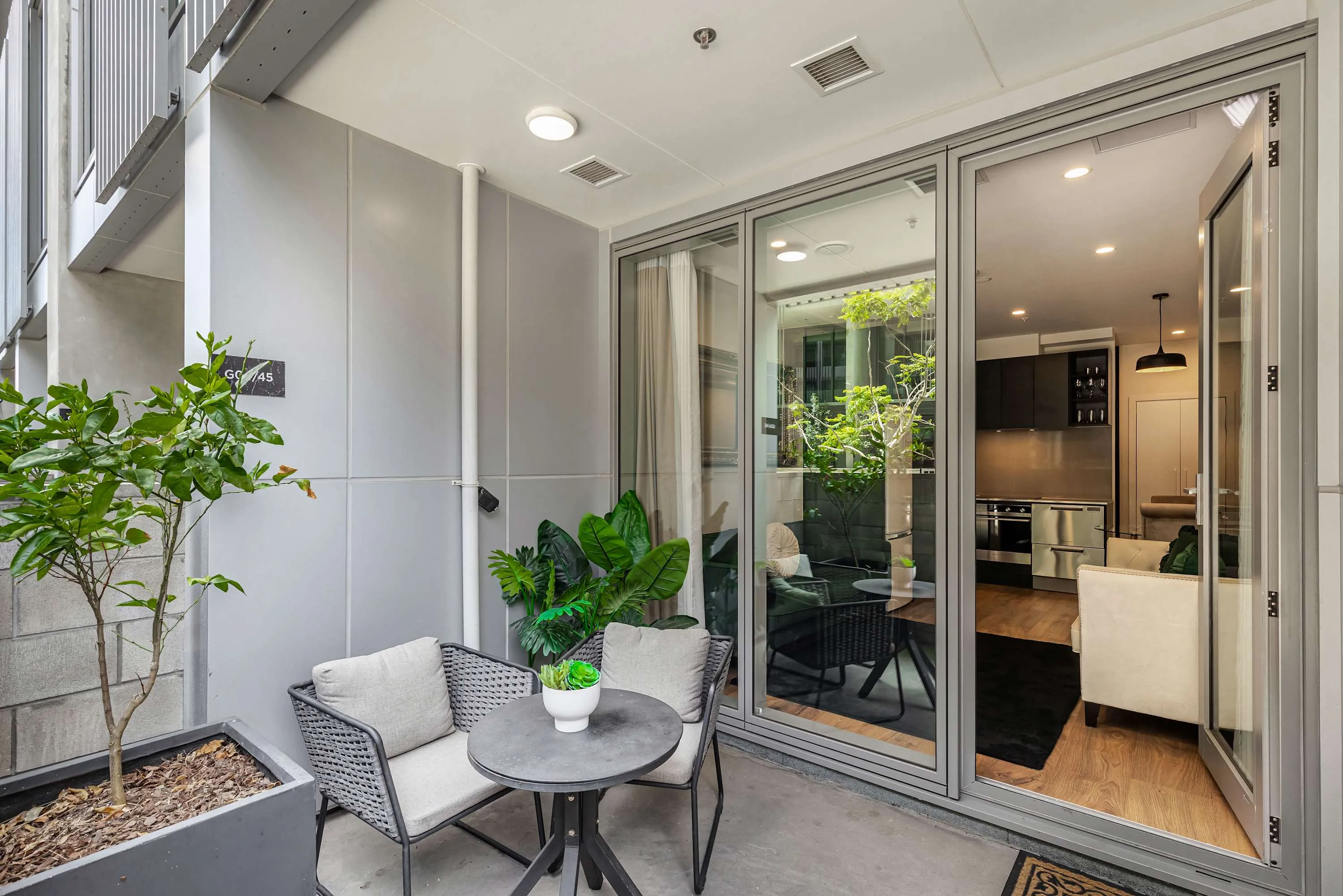 Designer Efficient 1br Flat Auckland - Remote-work Ready With Dedicated Desk & Fast Wifi #4