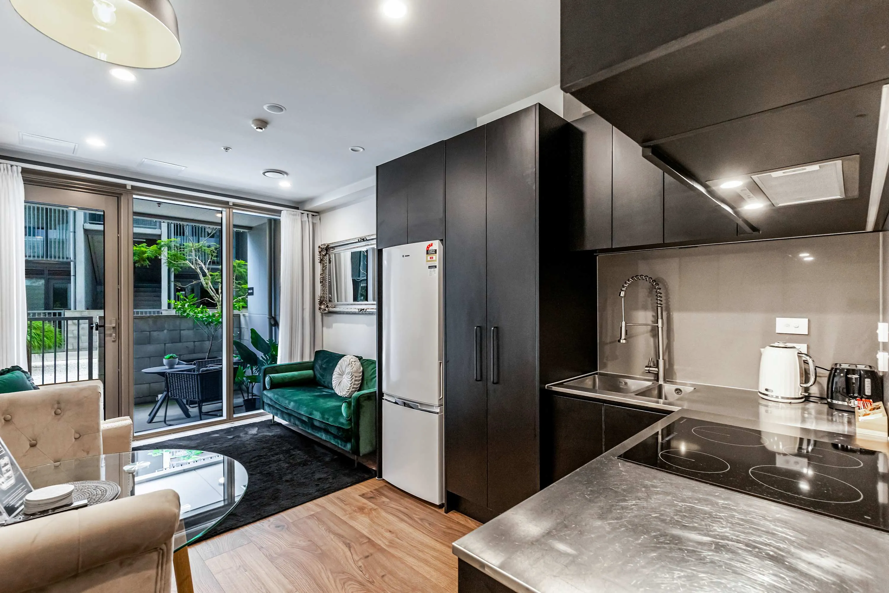 Designer Efficient 1br Flat Auckland - Remote-work Ready With Dedicated Desk & Fast Wifi #3