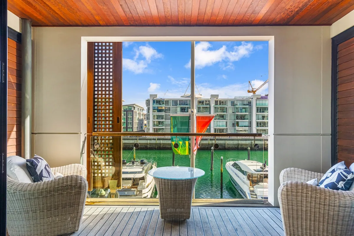 Auckland Executive Flat - Modern, Efficient 2br With Work-ready Home Office