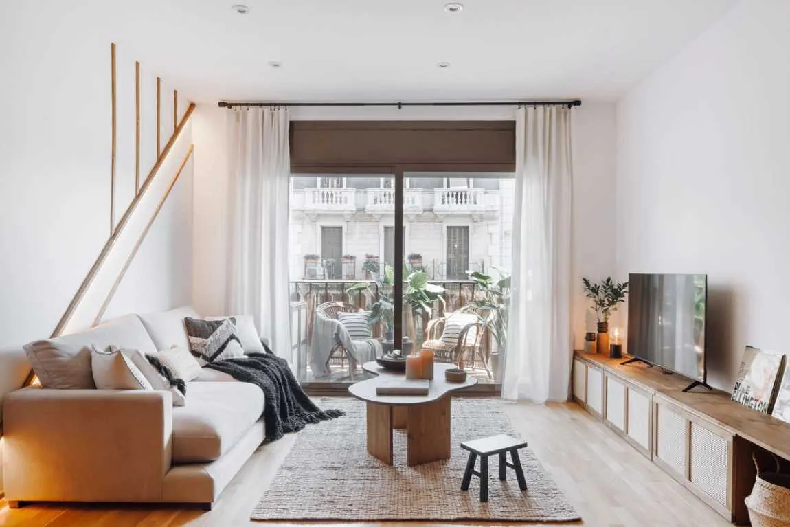 Airy 3-bed Flat With Ultra-fast Wifi, Dual Monitors, And Modern Kitchen In Barcelona #2