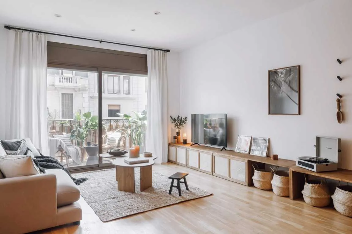 Airy 3-bed Flat With Ultra-fast Wifi, Dual Monitors, And Modern Kitchen In Barcelona #3
