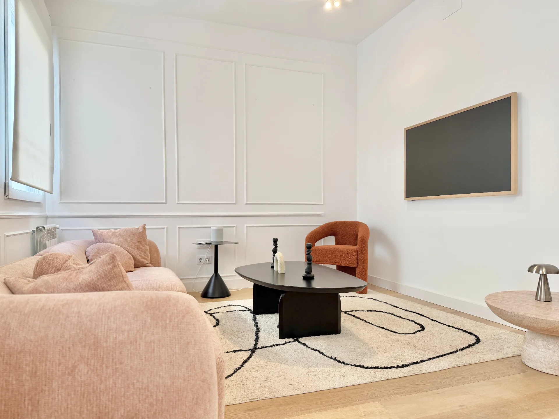Moderno piso en pleno centro de Madrid, con espacio de trabajo ideal para home office.