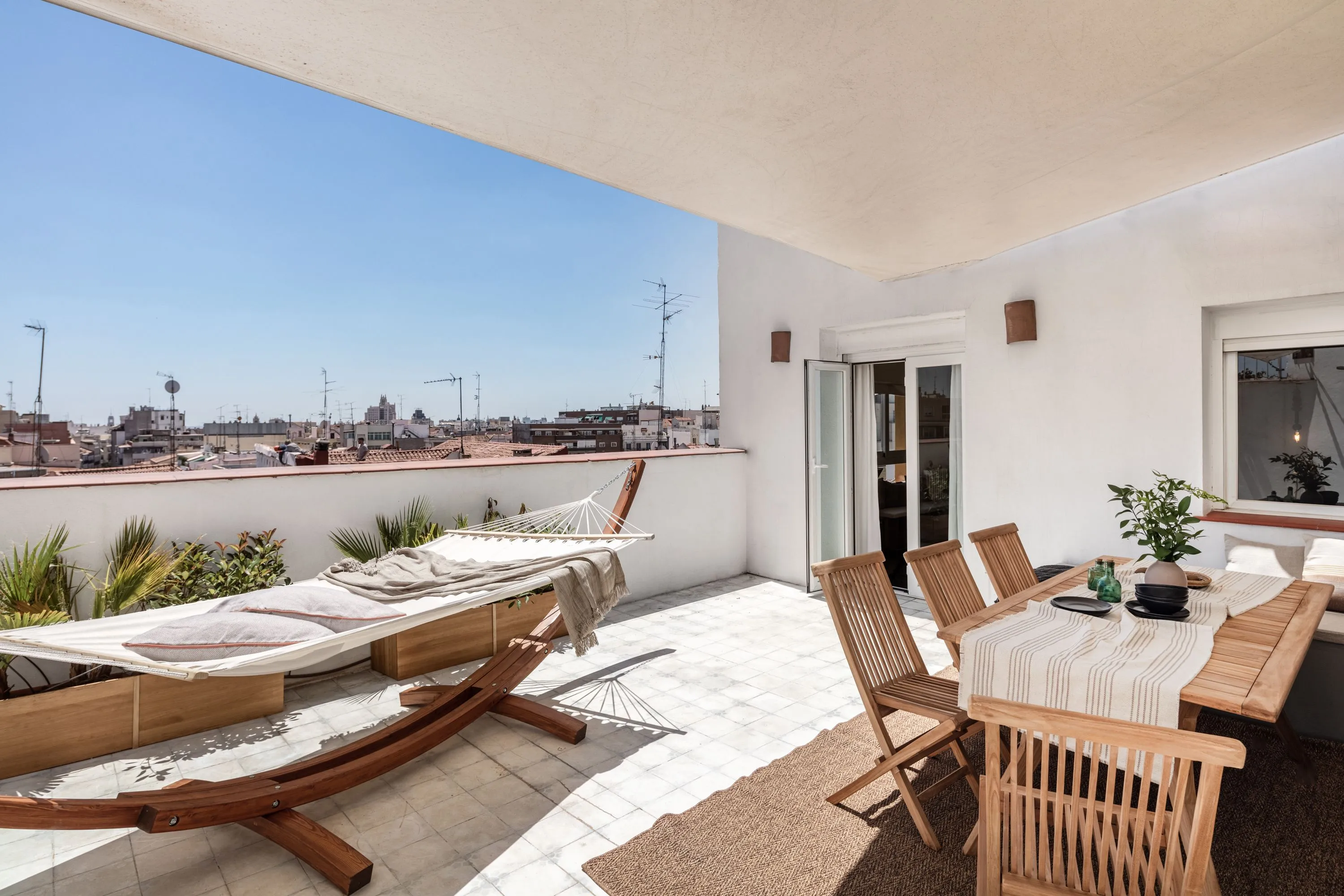 Spacious Madrid Flat With High-speed Fiber & Pro Workstation For Remote Professionals #3