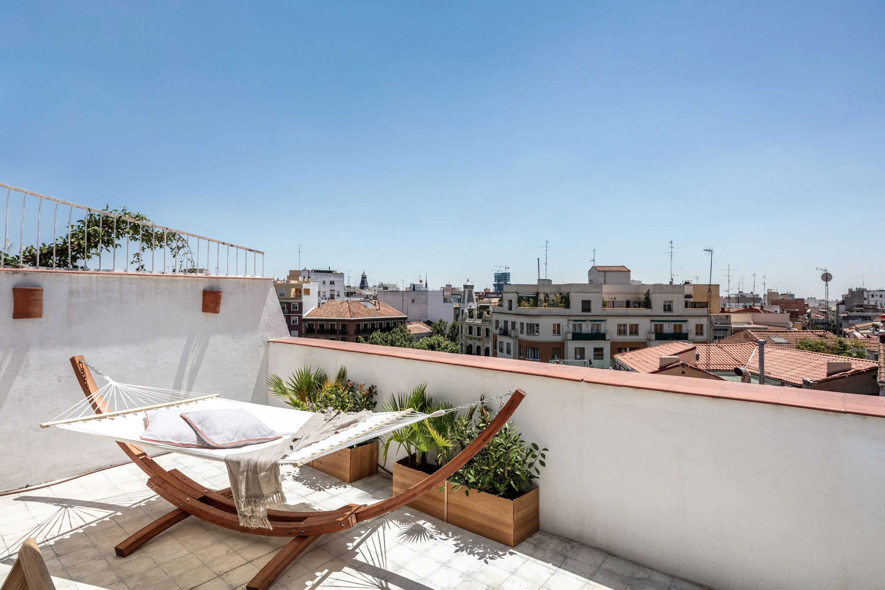 Spacious Madrid Flat With High-speed Fiber & Pro Workstation For Remote Professionals #4