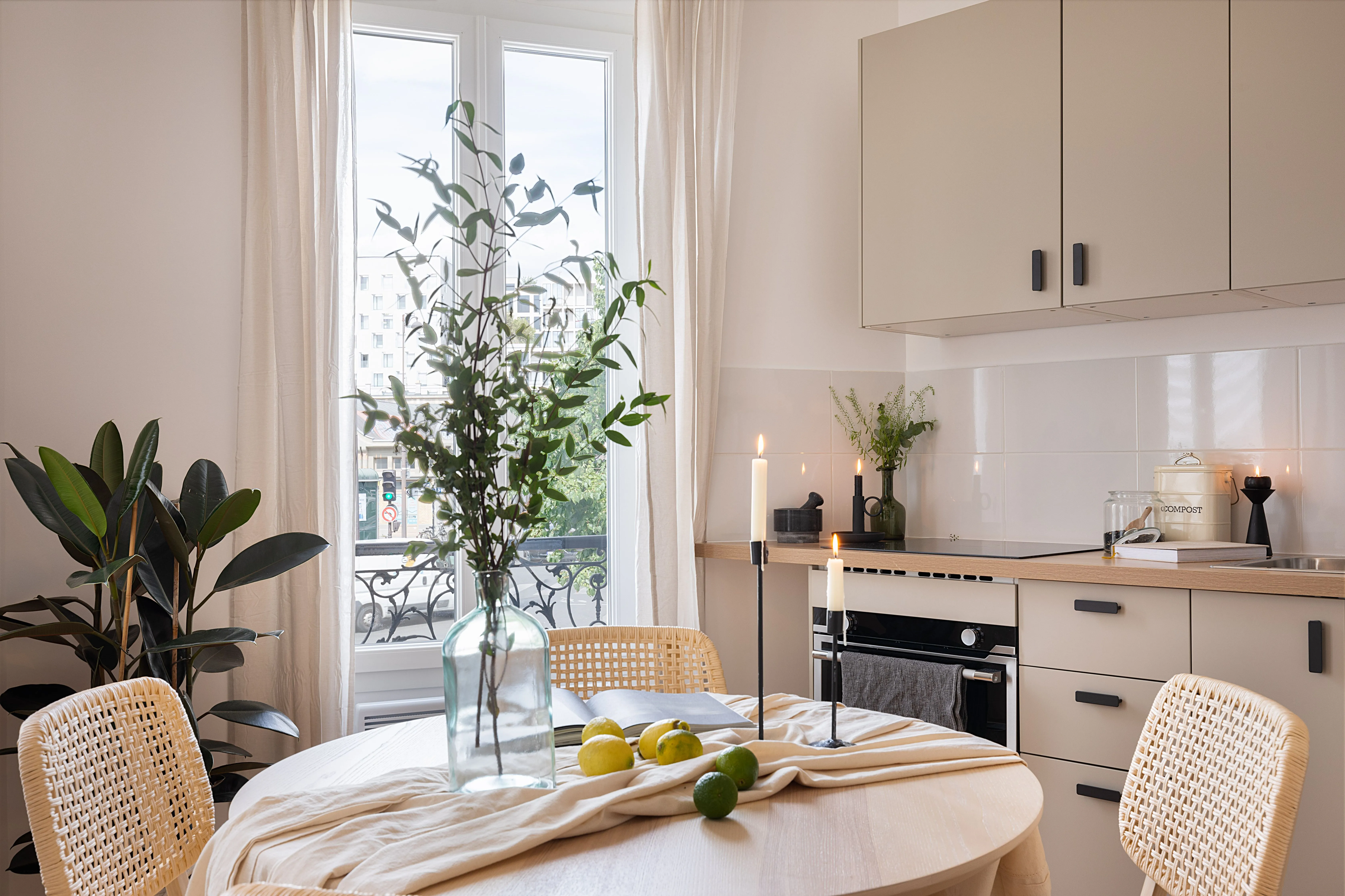Contemporary Paris Flat With High-speed Fiber & Pro Home Office Setup For Remote Work #3