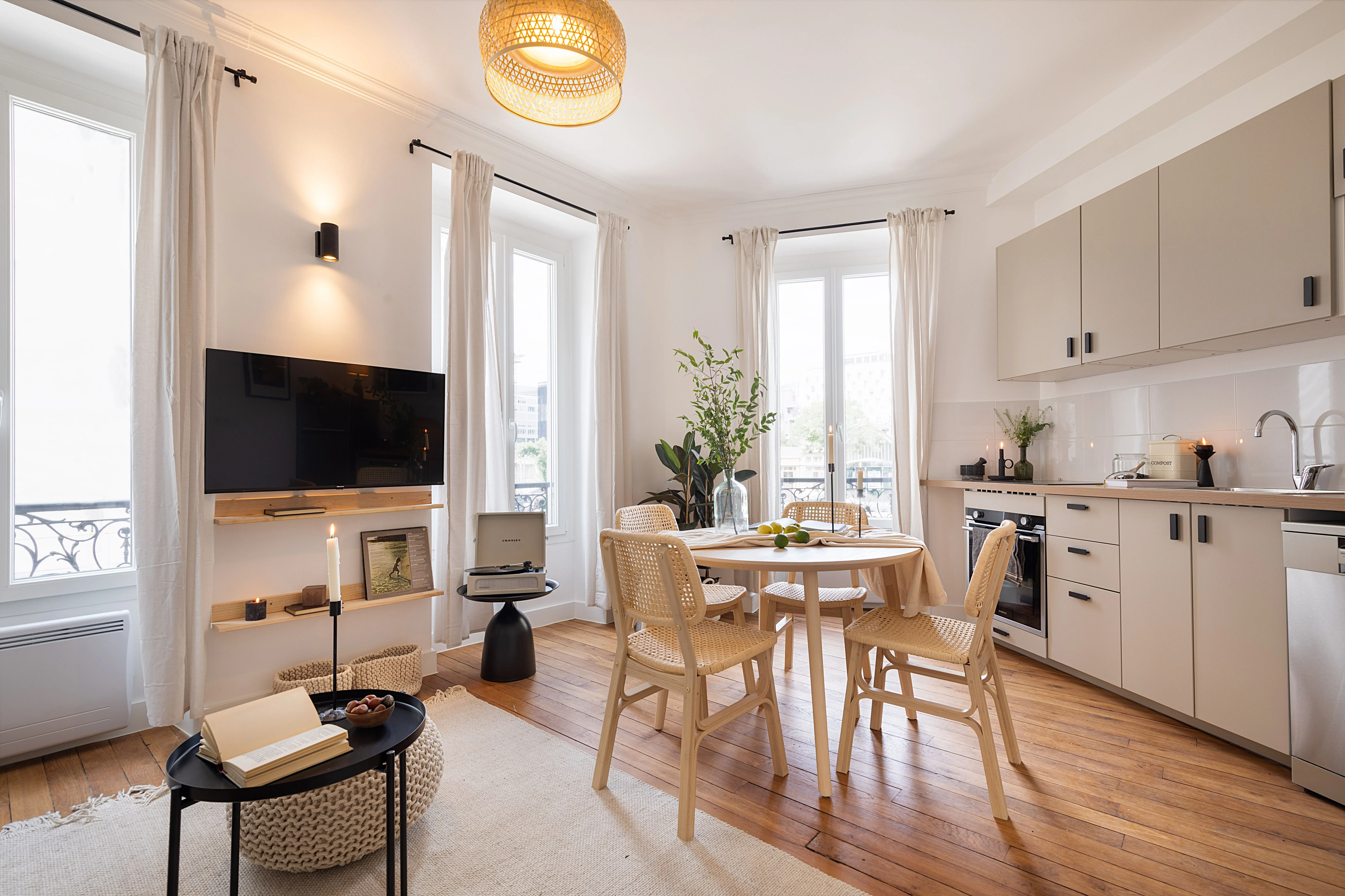 Contemporary Paris Flat With High-speed Fiber & Pro Home Office Setup For Remote Work #2