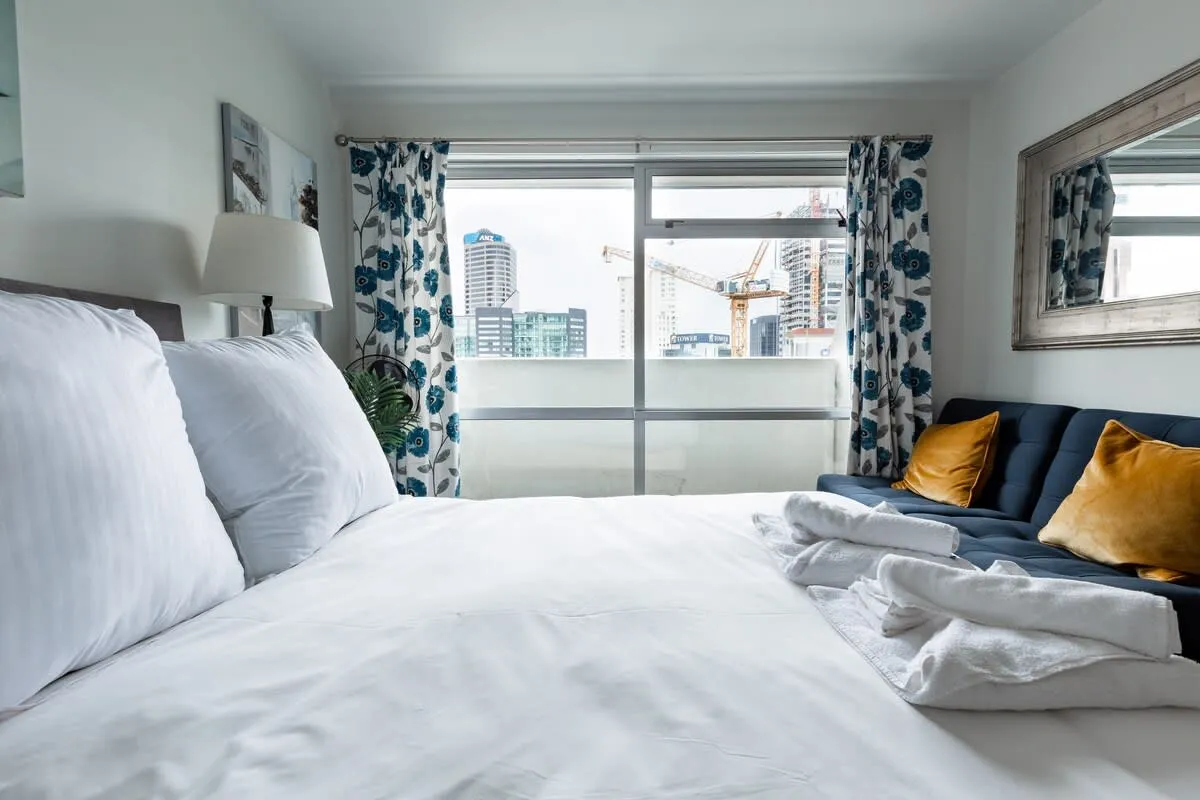 Charming Curated 2br Flat In Auckland - Home Office, Fast Wifi & Pool #4