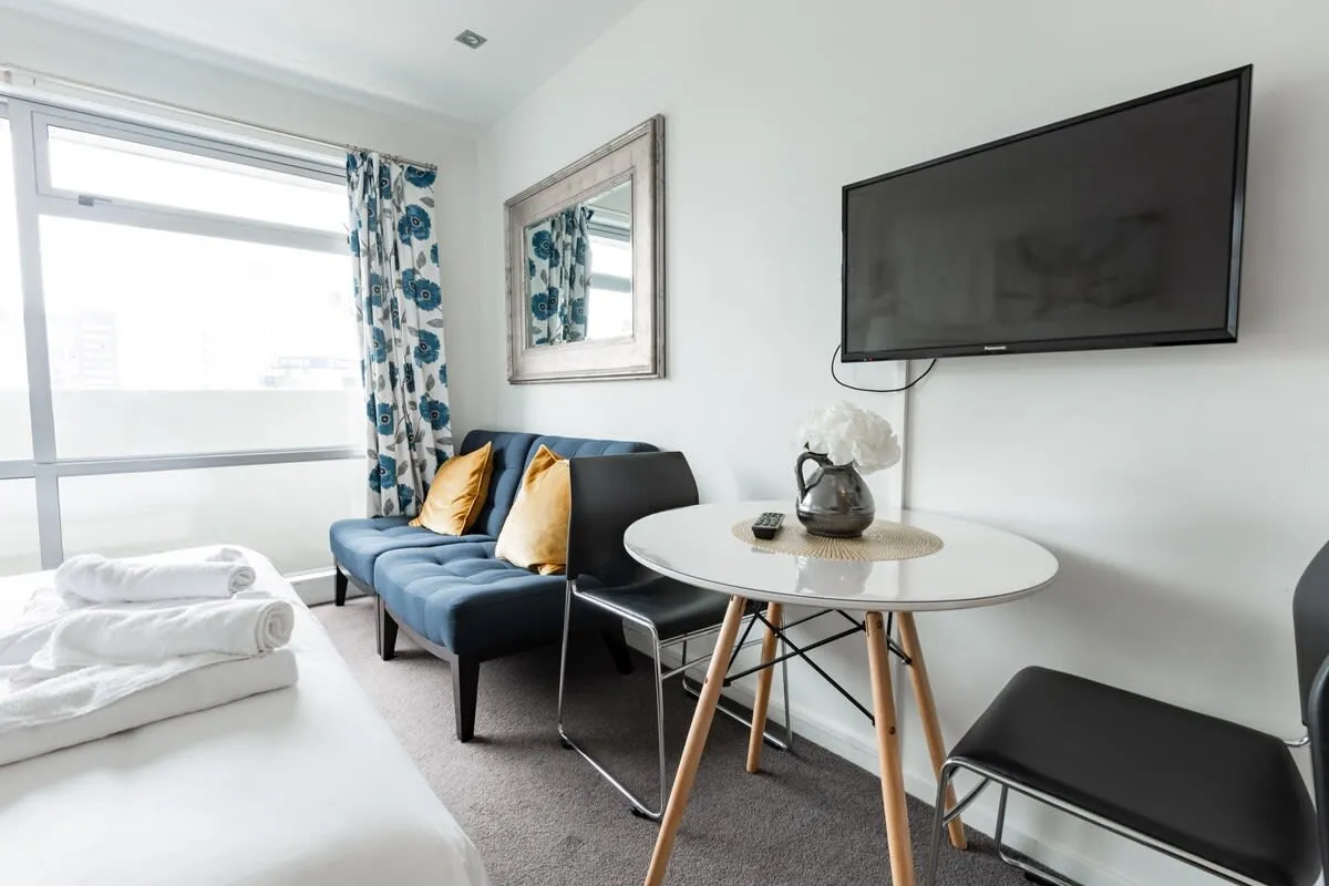 Charming Curated 2br Flat In Auckland - Home Office, Fast Wifi & Pool #3