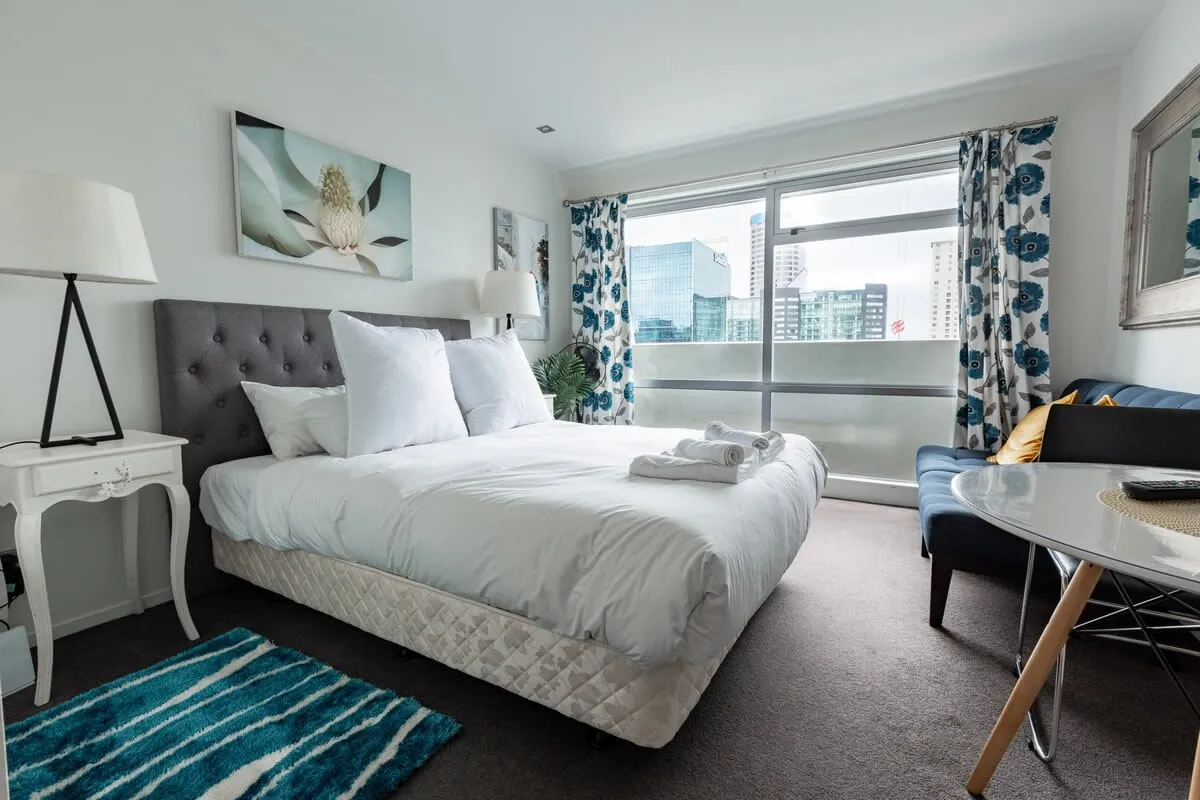 Charming Curated 2br Flat In Auckland - Home Office, Fast Wifi & Pool