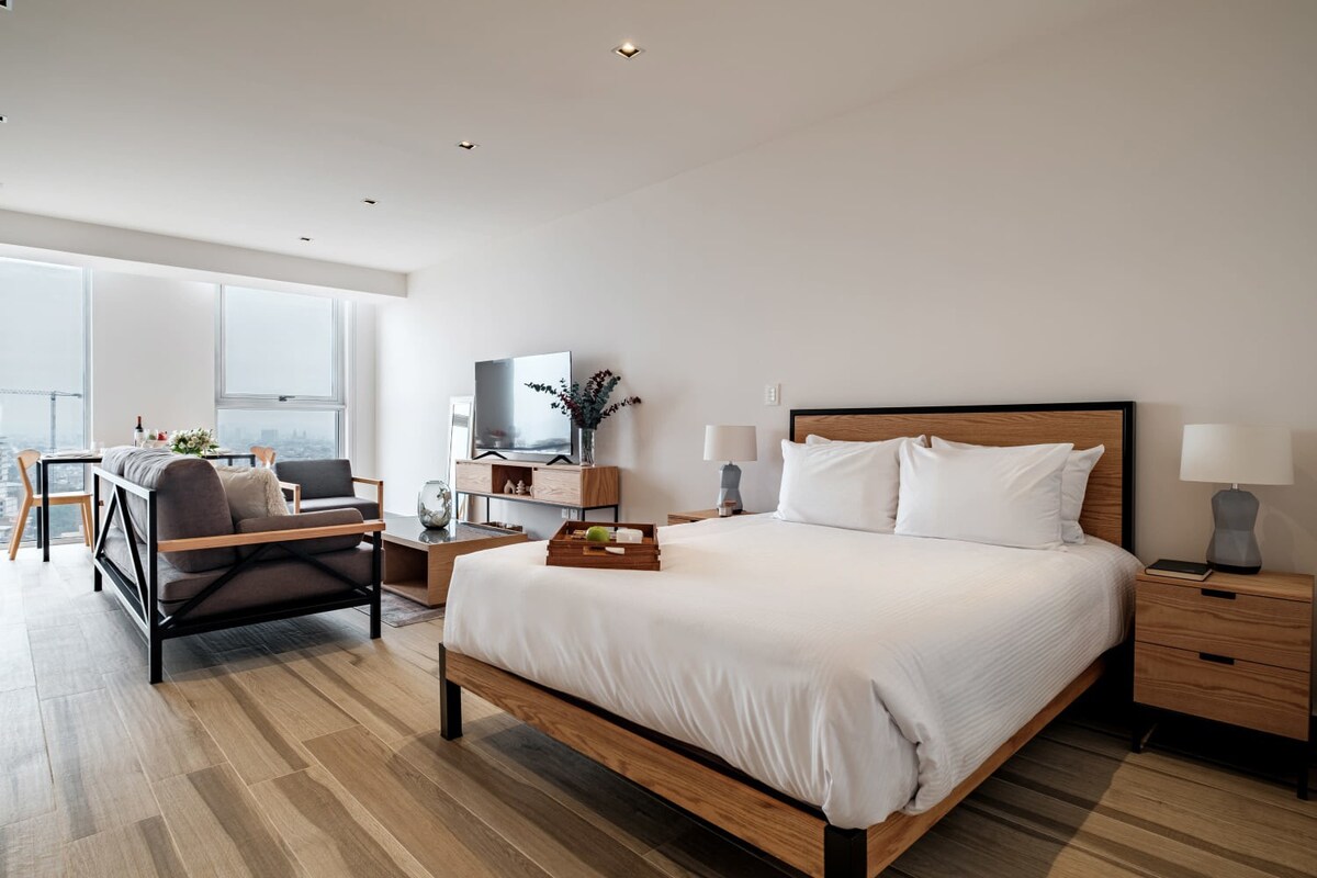 Charming Sophisticated Studio With Dedicated Workspace In Downtown, For Remote Work