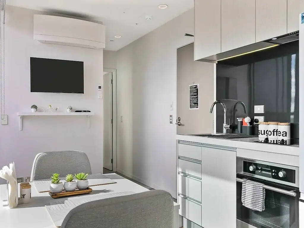 Auckland Sophisticated Compact Flat - Work-ready Home Office & Panoramic City Views #4
