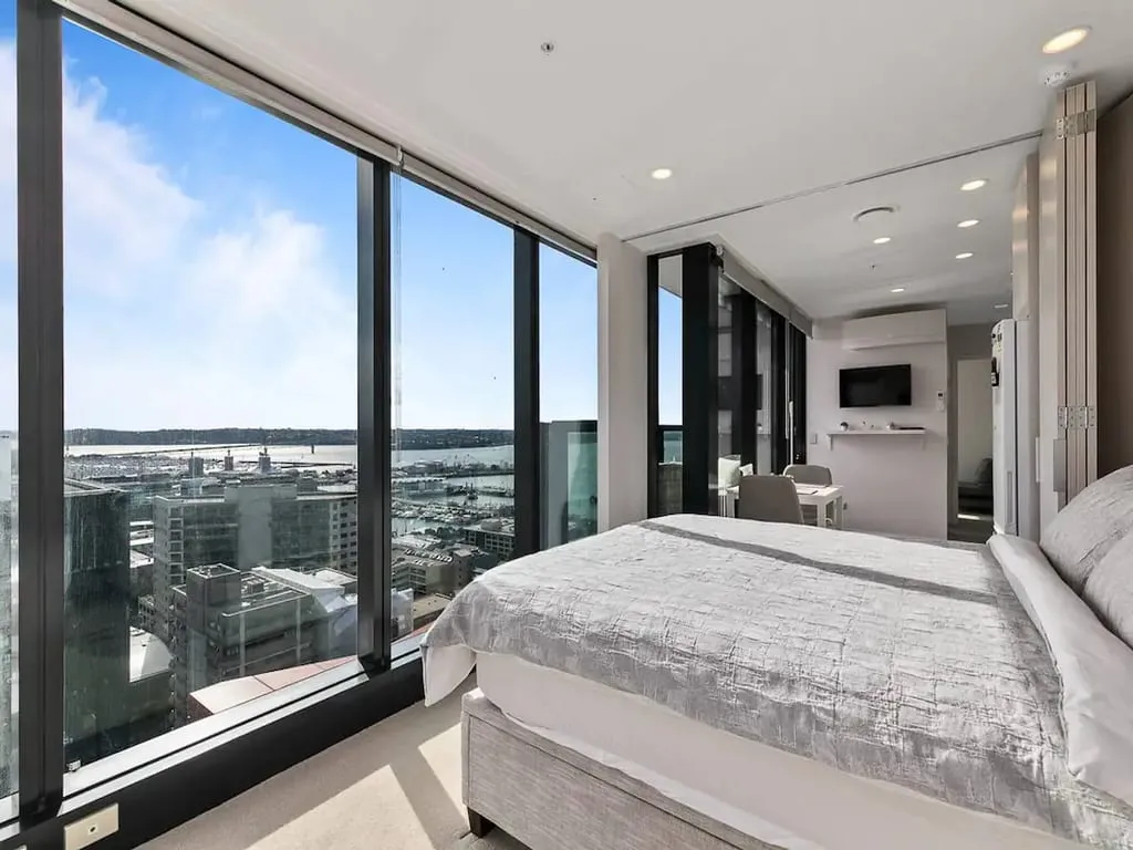 Auckland Sophisticated Compact Flat - Work-ready Home Office & Panoramic City Views