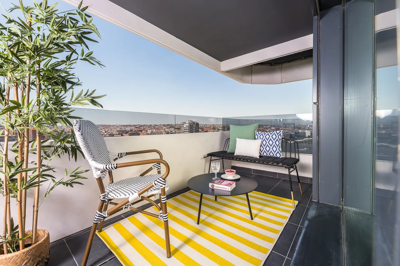 Expansive Madrid Flat With Dedicated Home Office And Open Living Areas #4